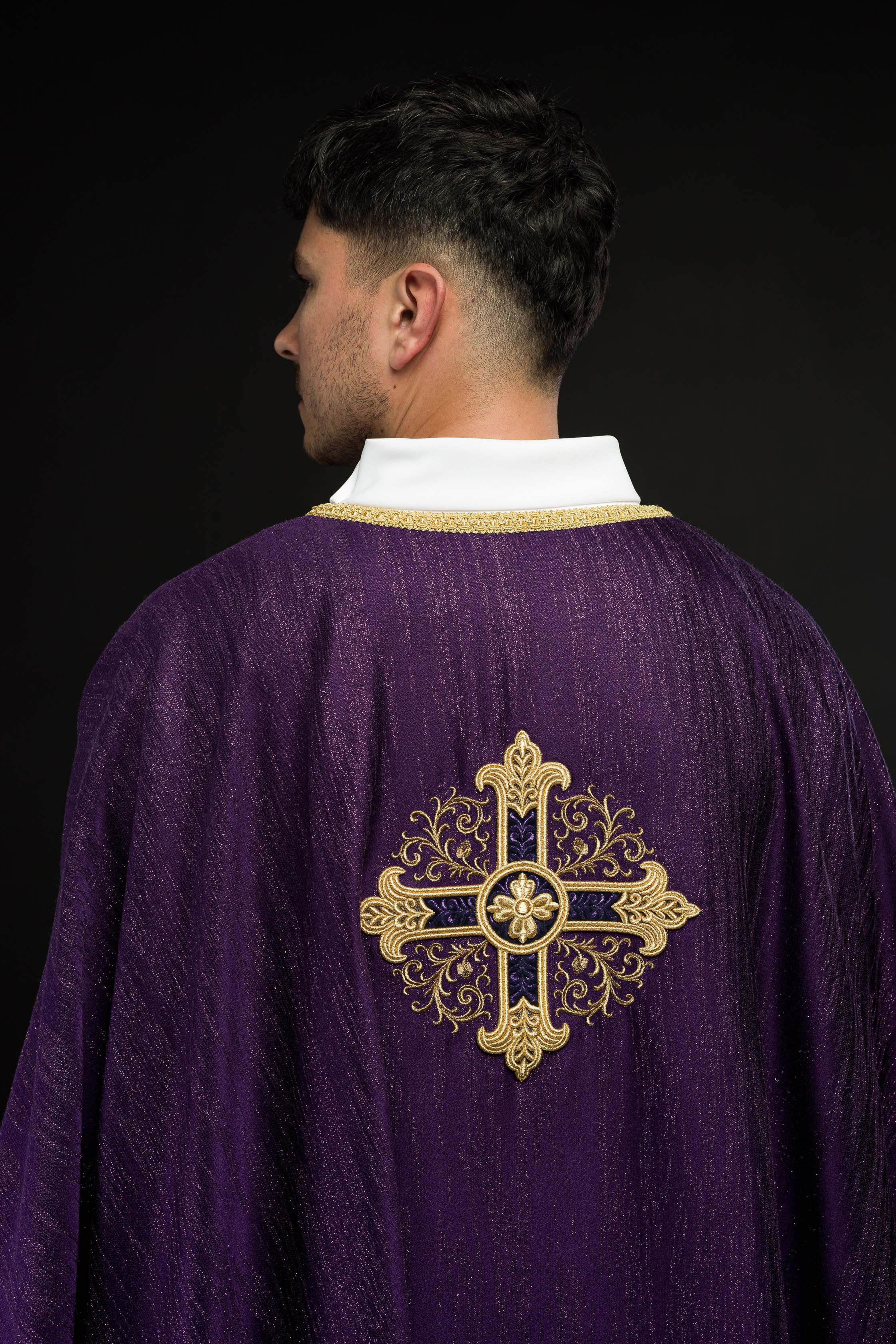 Casula viola con motivo ricamato della croce su tessuto decorativo