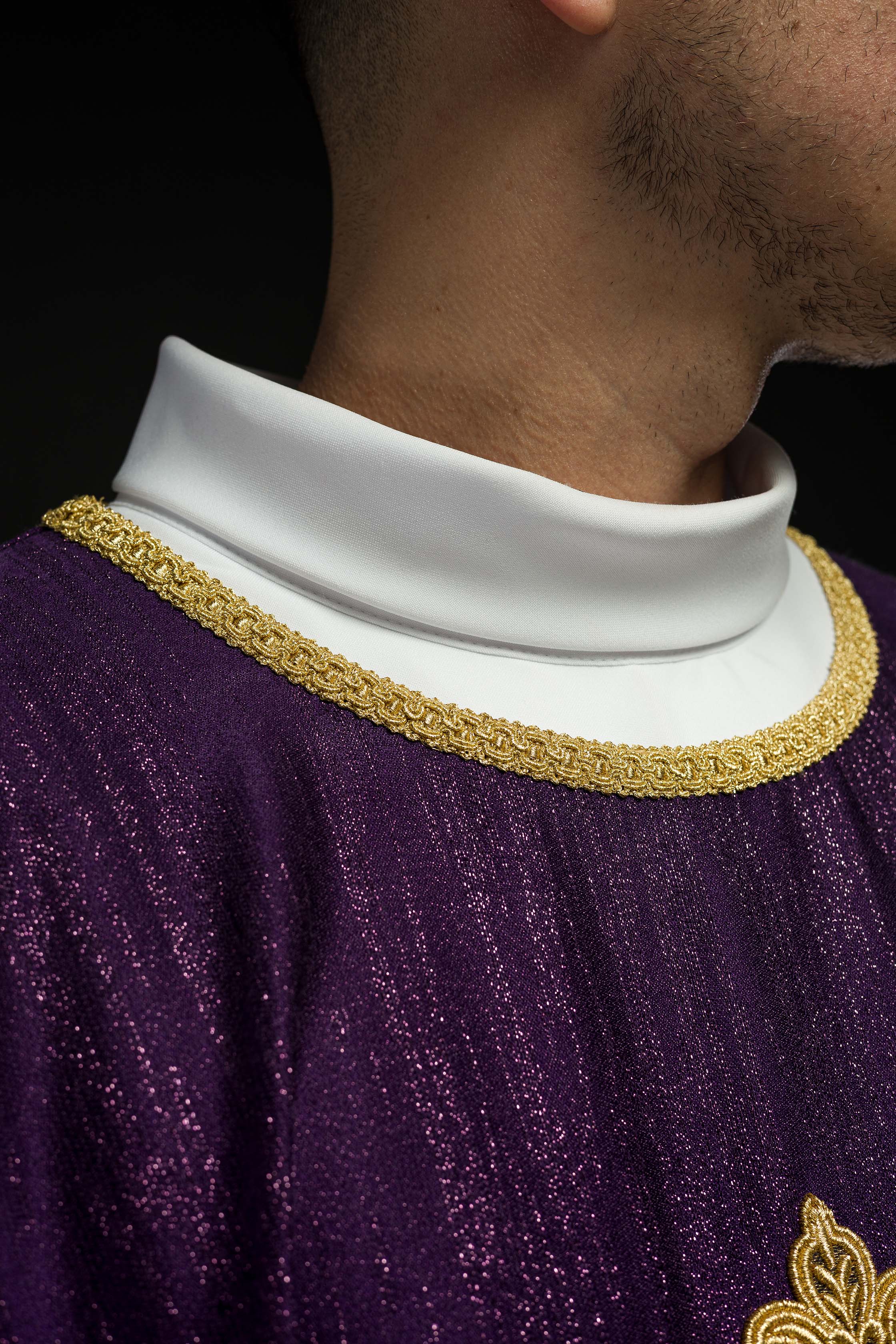 Casula viola con motivo ricamato della croce su tessuto decorativo