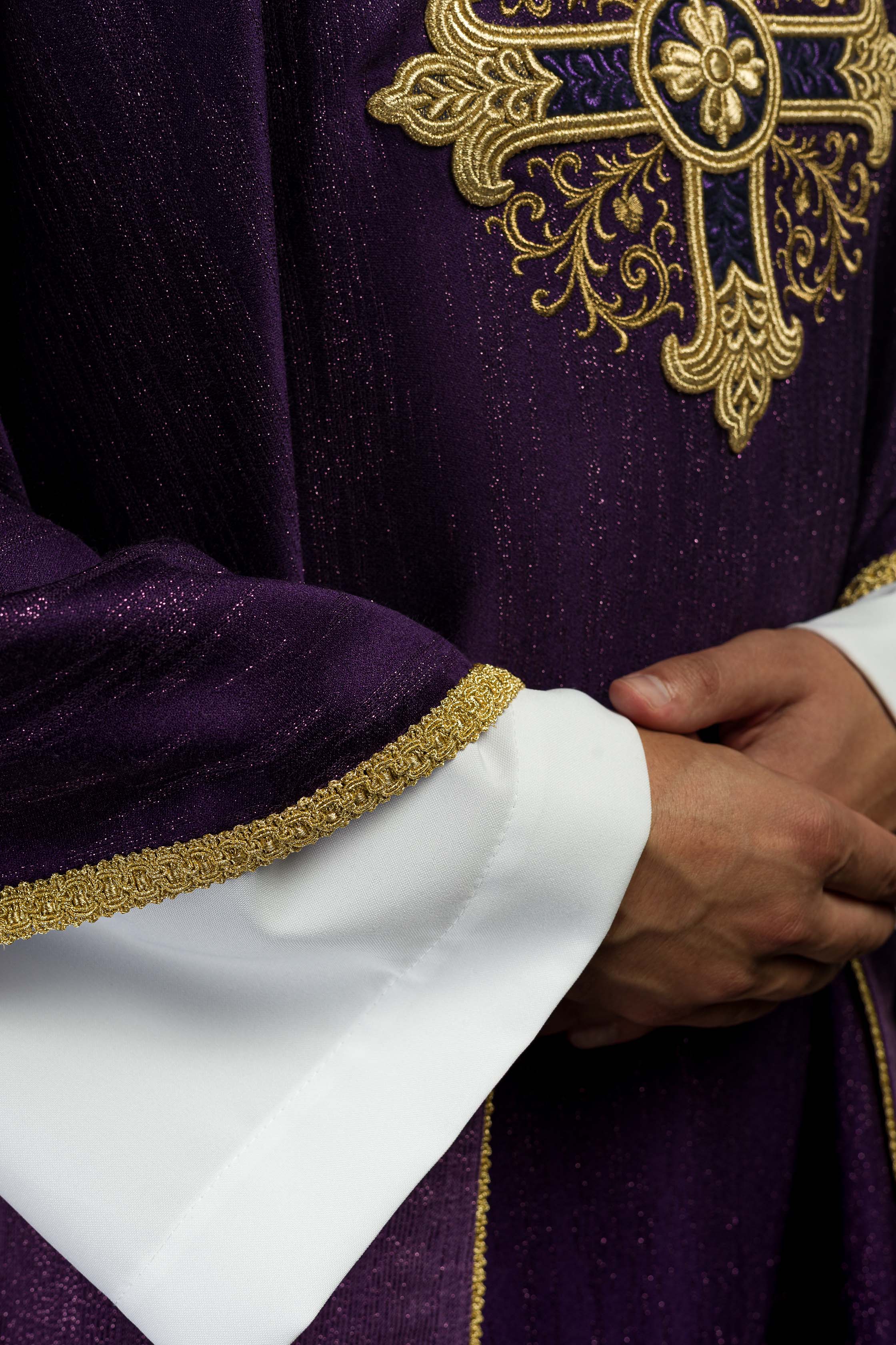 Casula viola con motivo ricamato della croce su tessuto decorativo