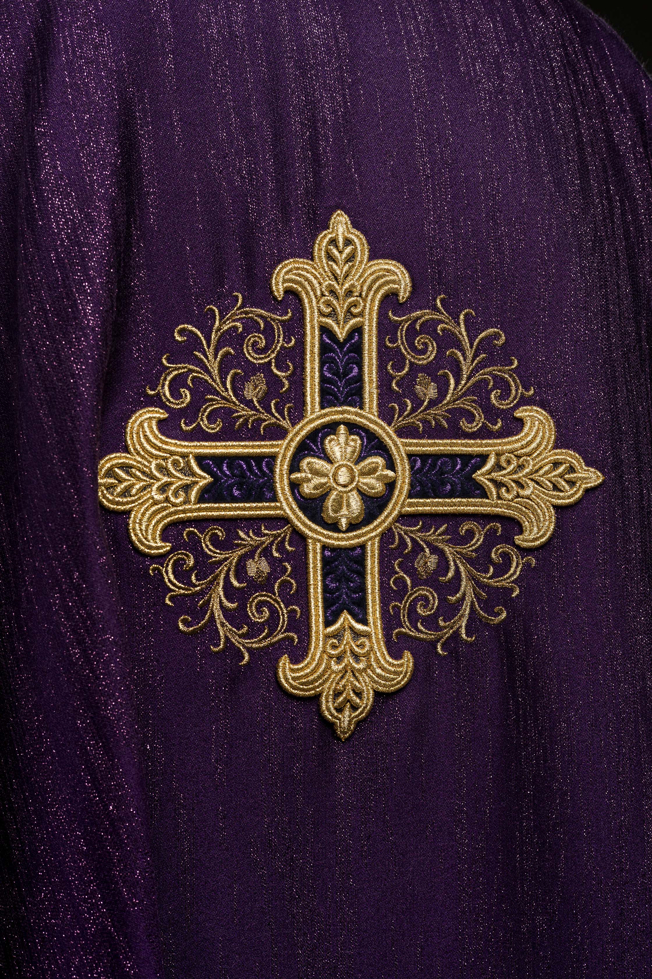 Casula viola con motivo ricamato della croce su tessuto decorativo