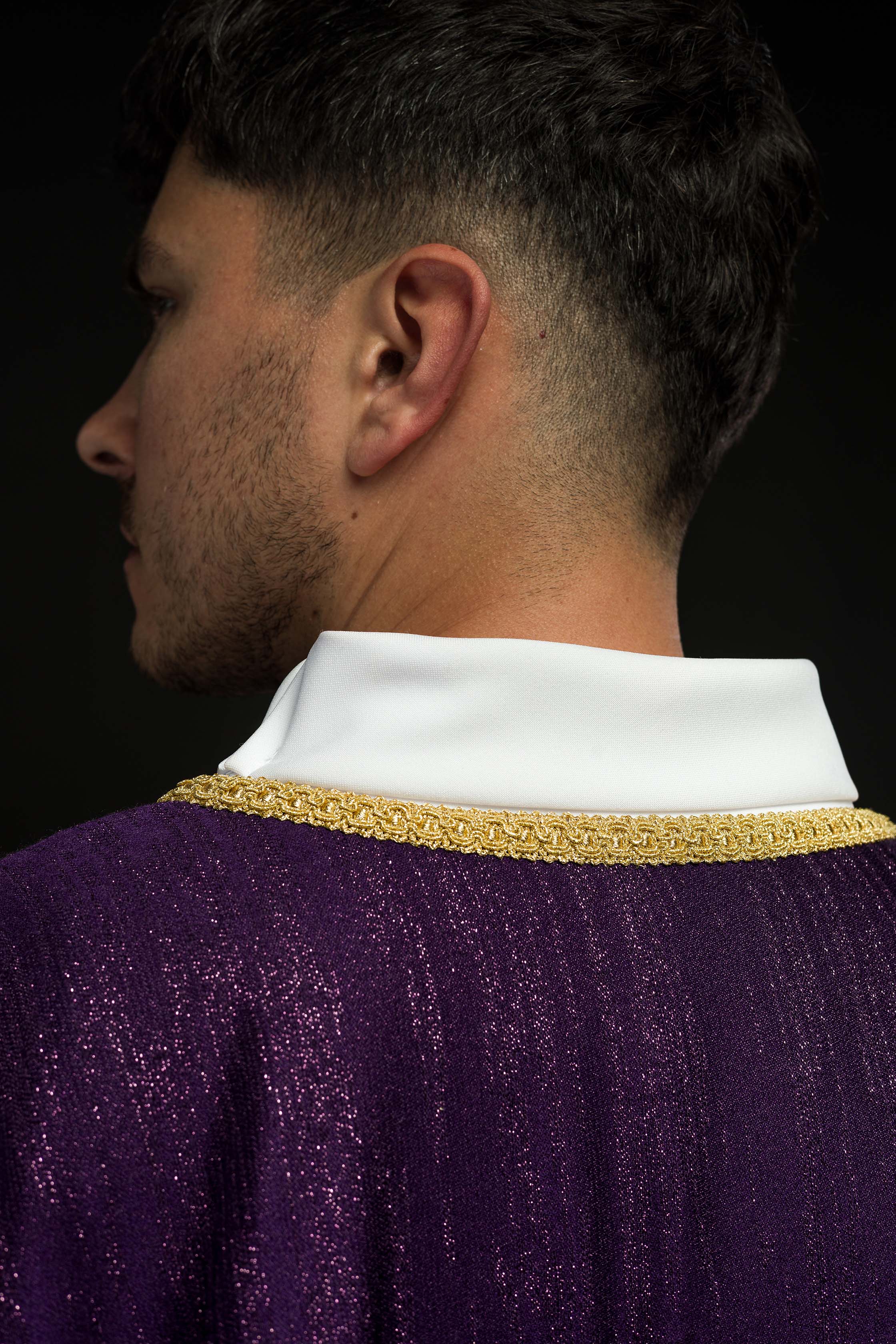 Casula viola con motivo ricamato della croce su tessuto decorativo