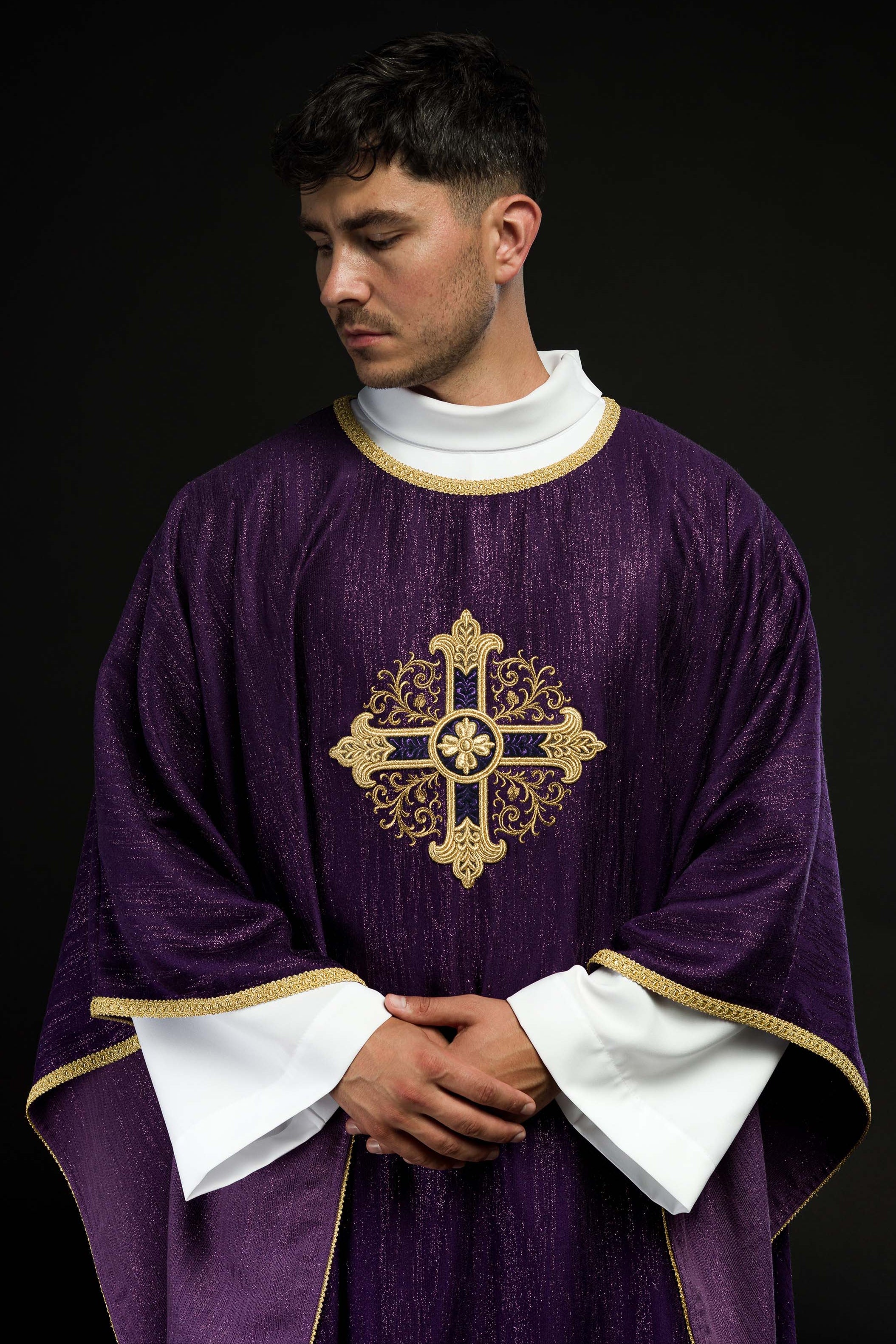 Casula viola con motivo ricamato della croce su tessuto decorativo