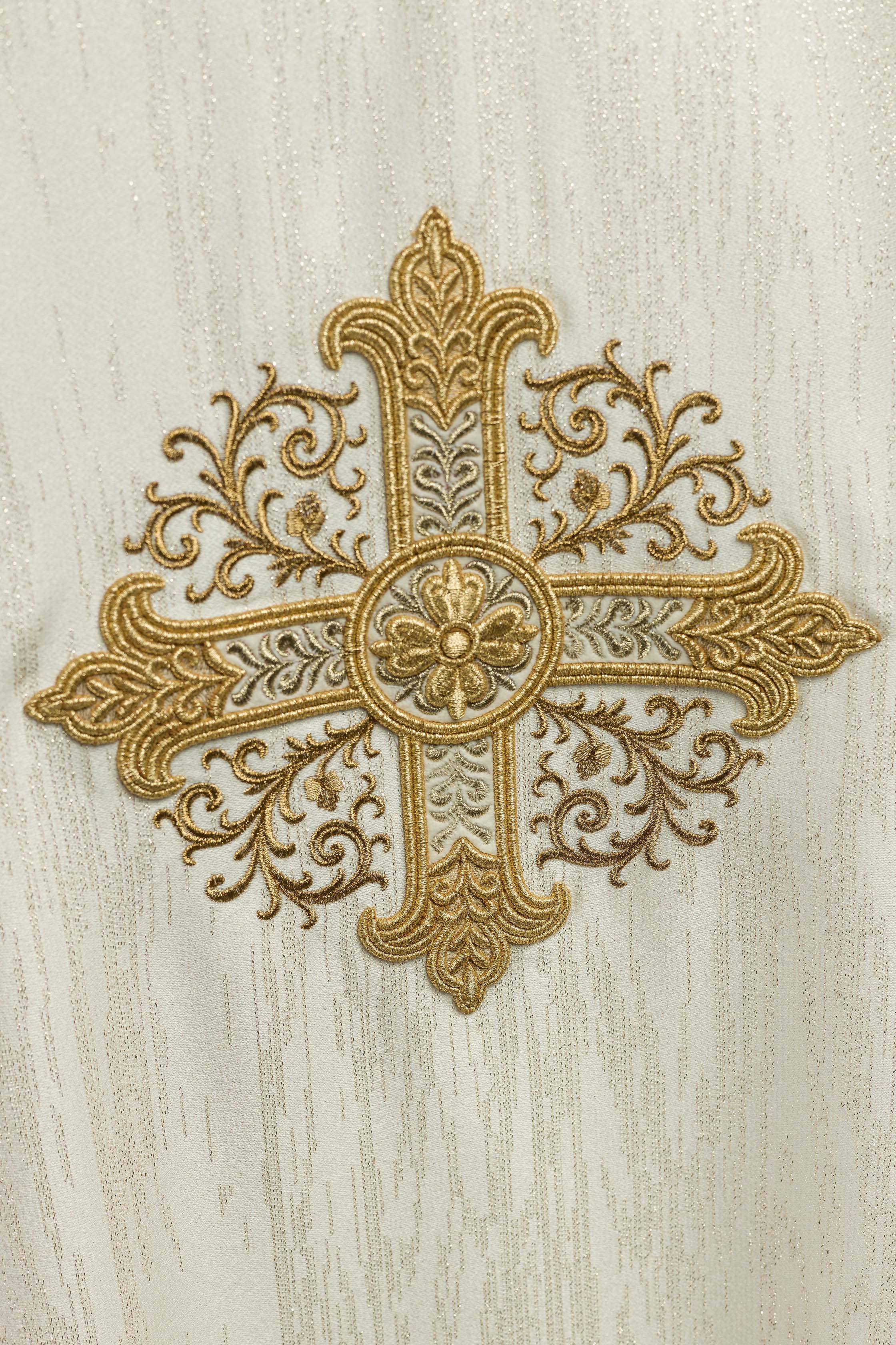 Casula color ecru con ricamo della croce su tessuto decorativo