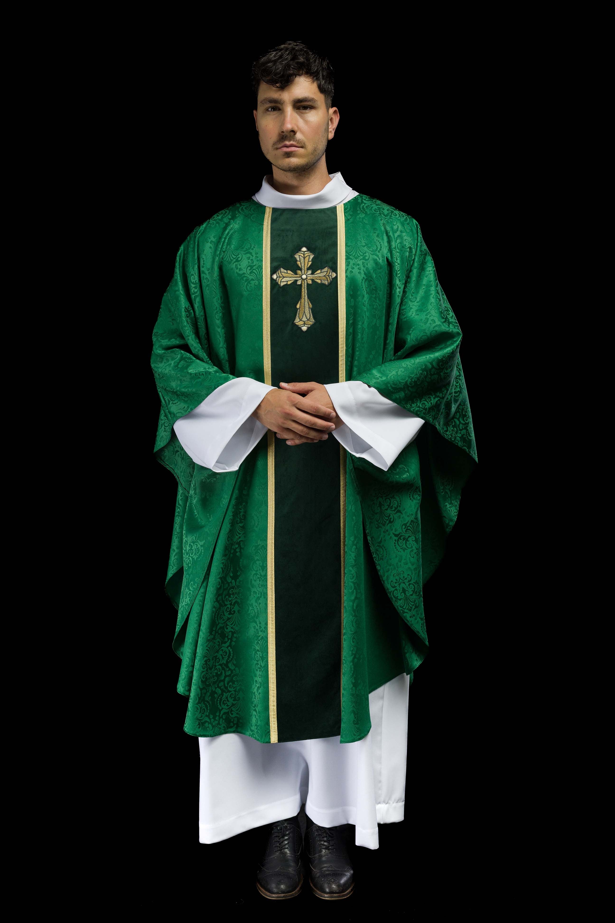 Casula liturgica verde con cintura e ricamo a croce su tessuto jacquard