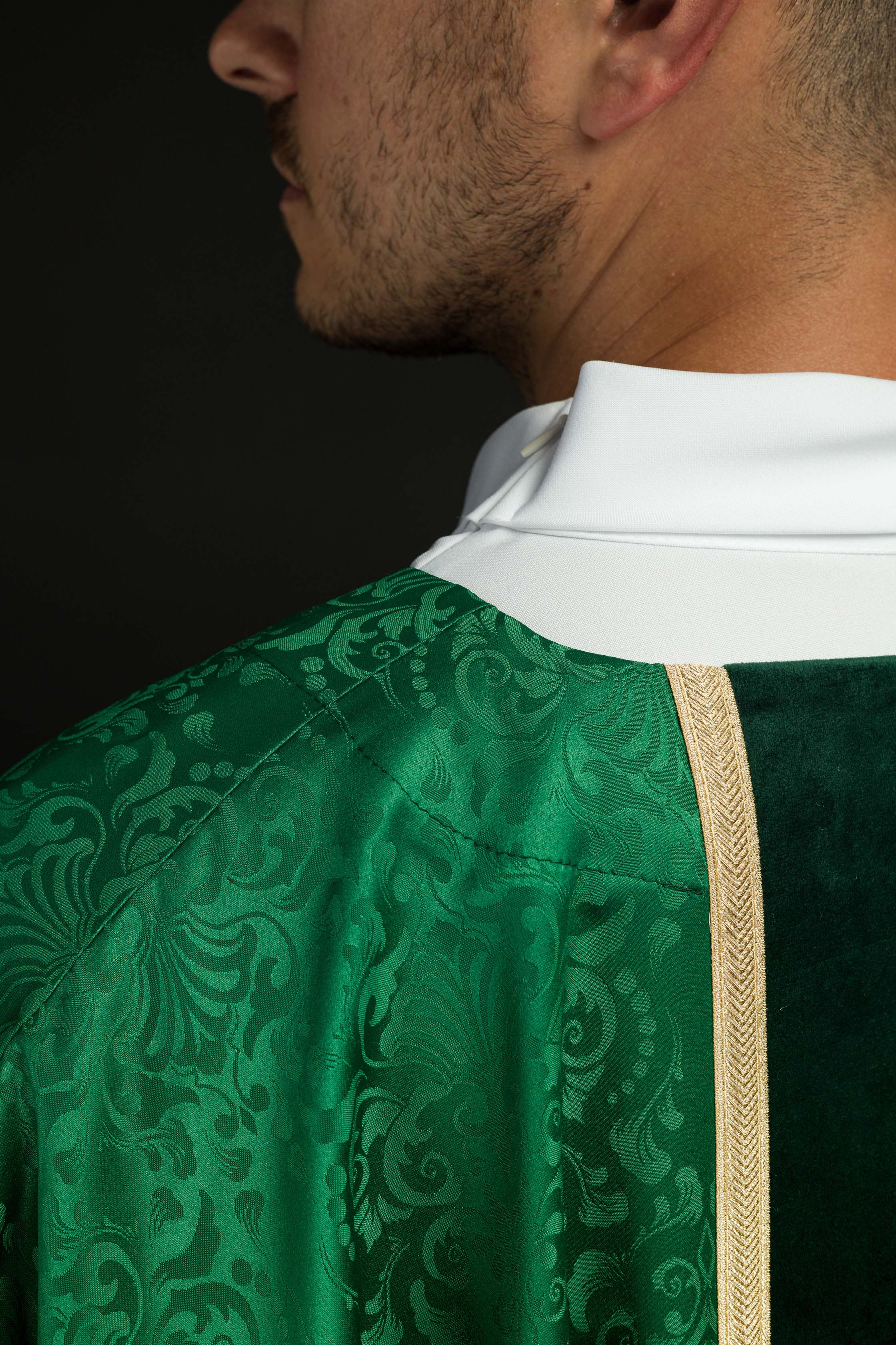 Casula liturgica verde con cintura e ricamo a croce su tessuto jacquard