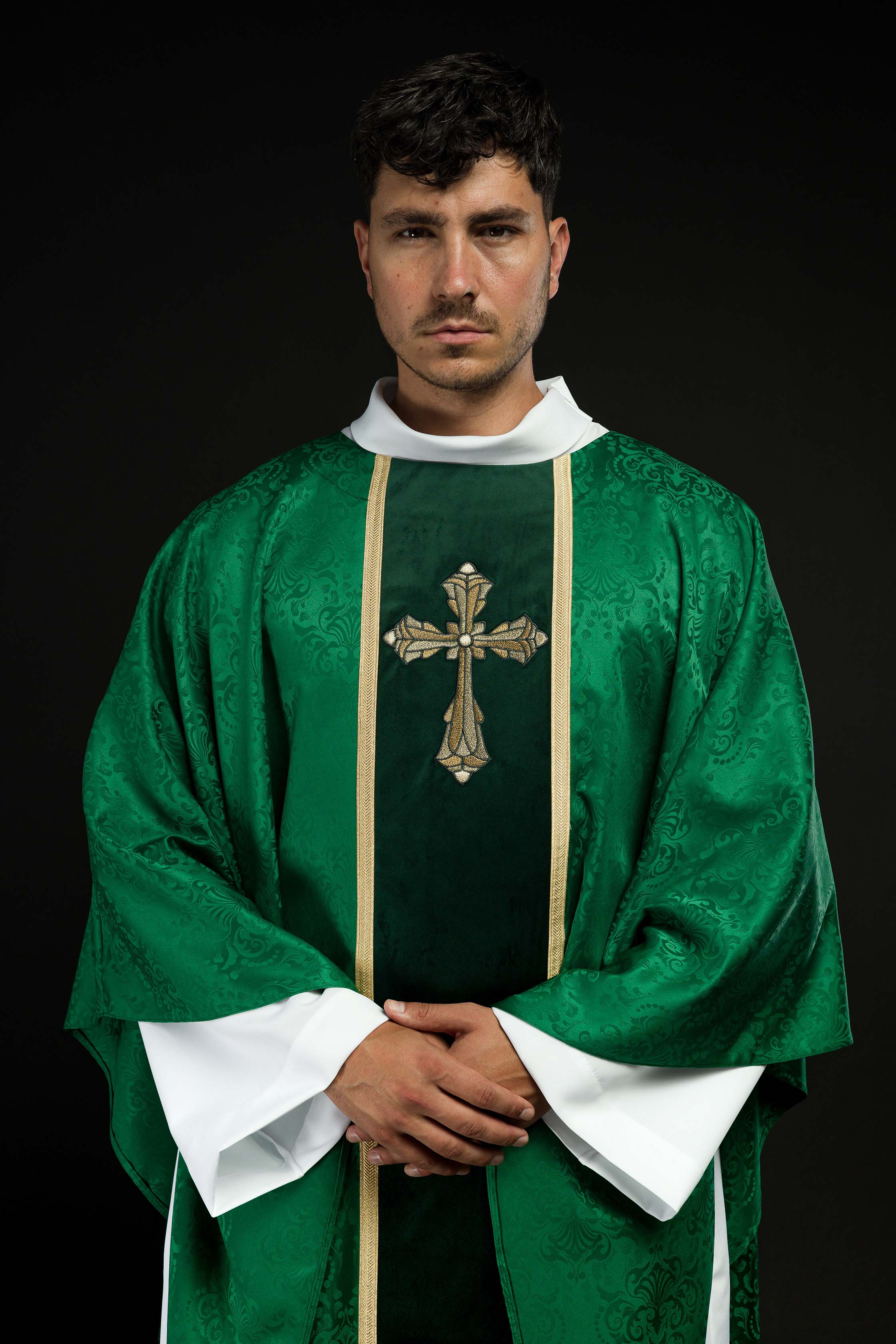 Casula liturgica verde con cintura e ricamo a croce su tessuto jacquard