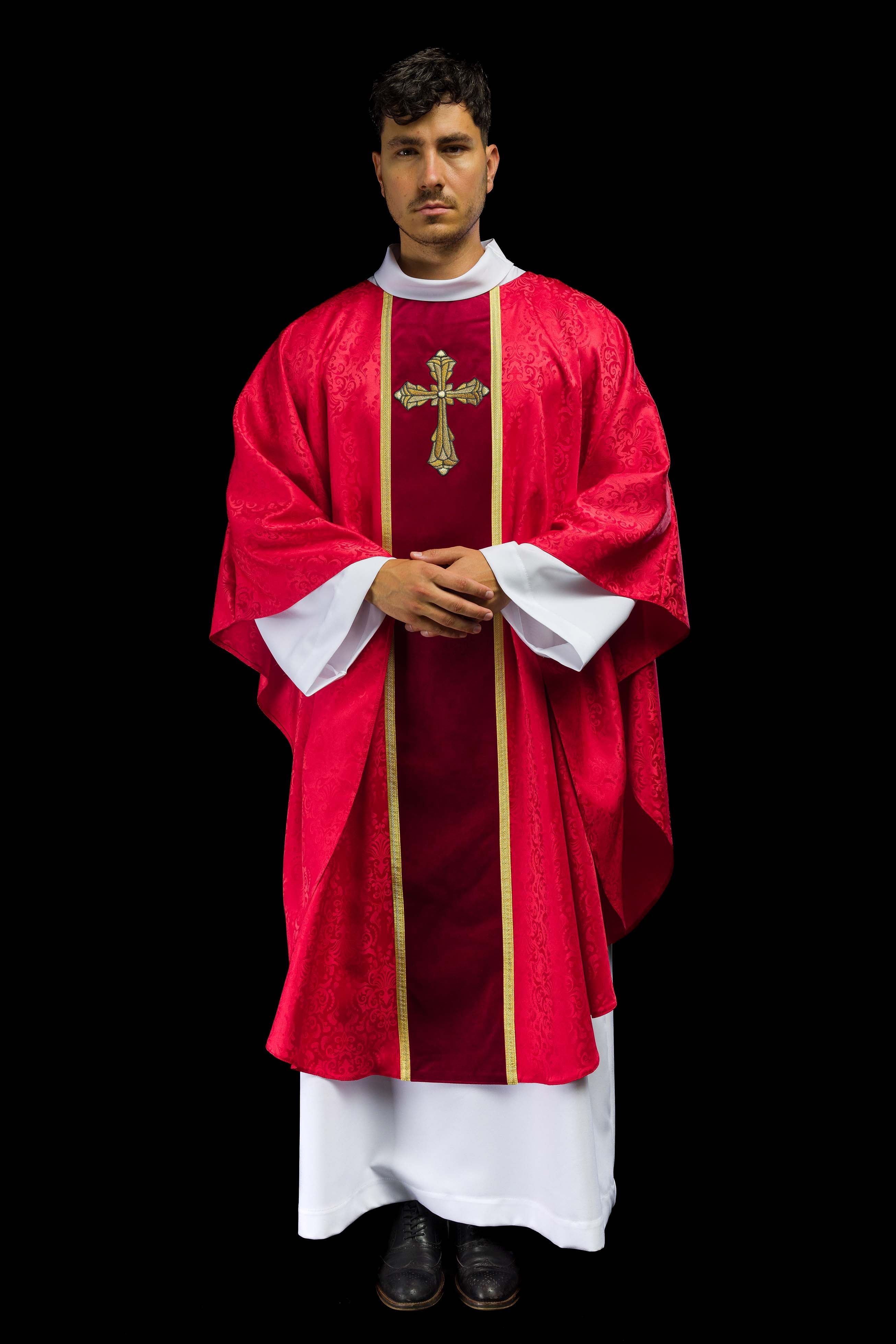 Casula liturgica rossa con cintura e ricamo a croce su tessuto jacquard
