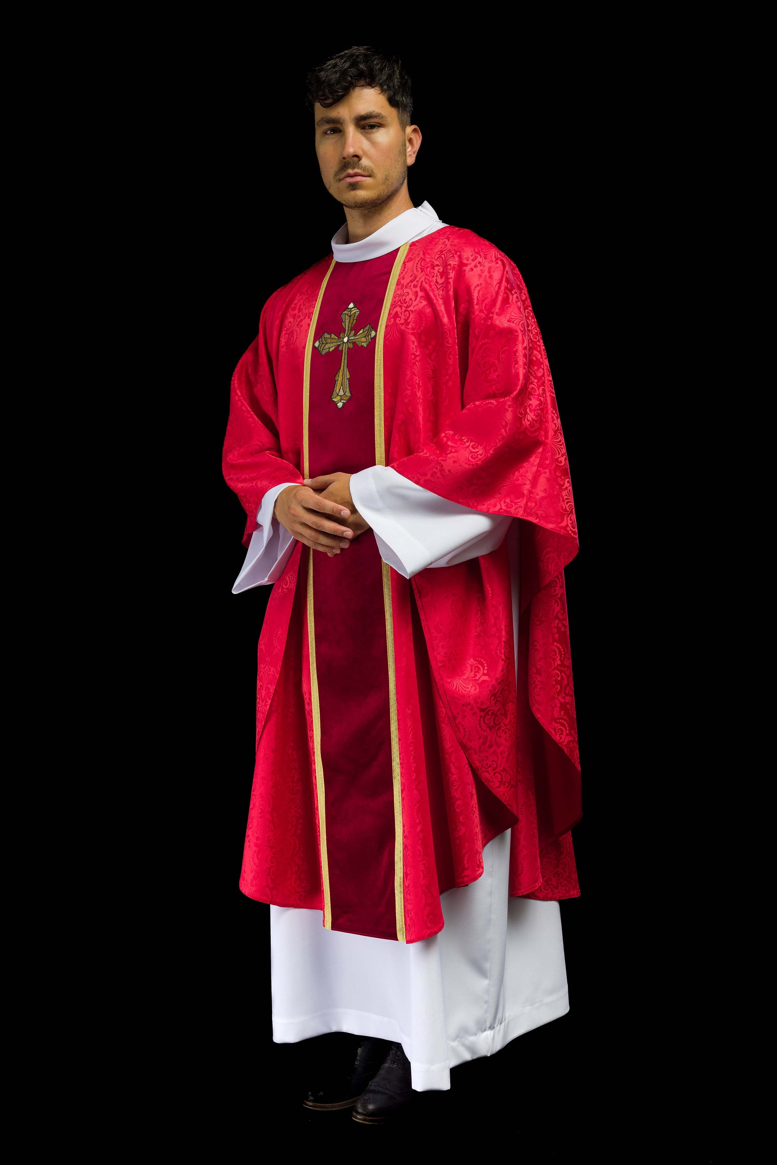 Casula liturgica rossa con cintura e ricamo a croce su tessuto jacquard