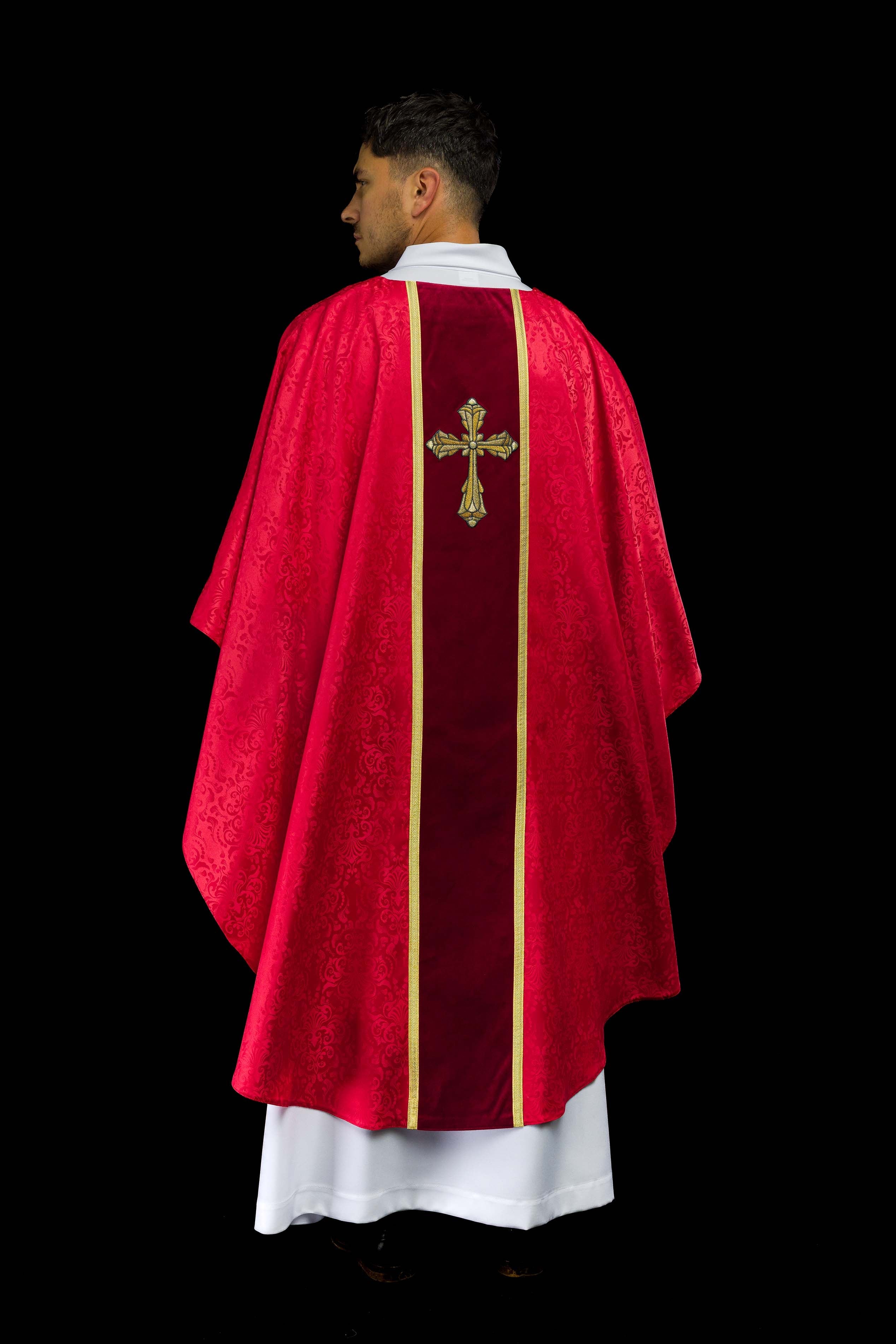 Casula liturgica rossa con cintura e ricamo a croce su tessuto jacquard