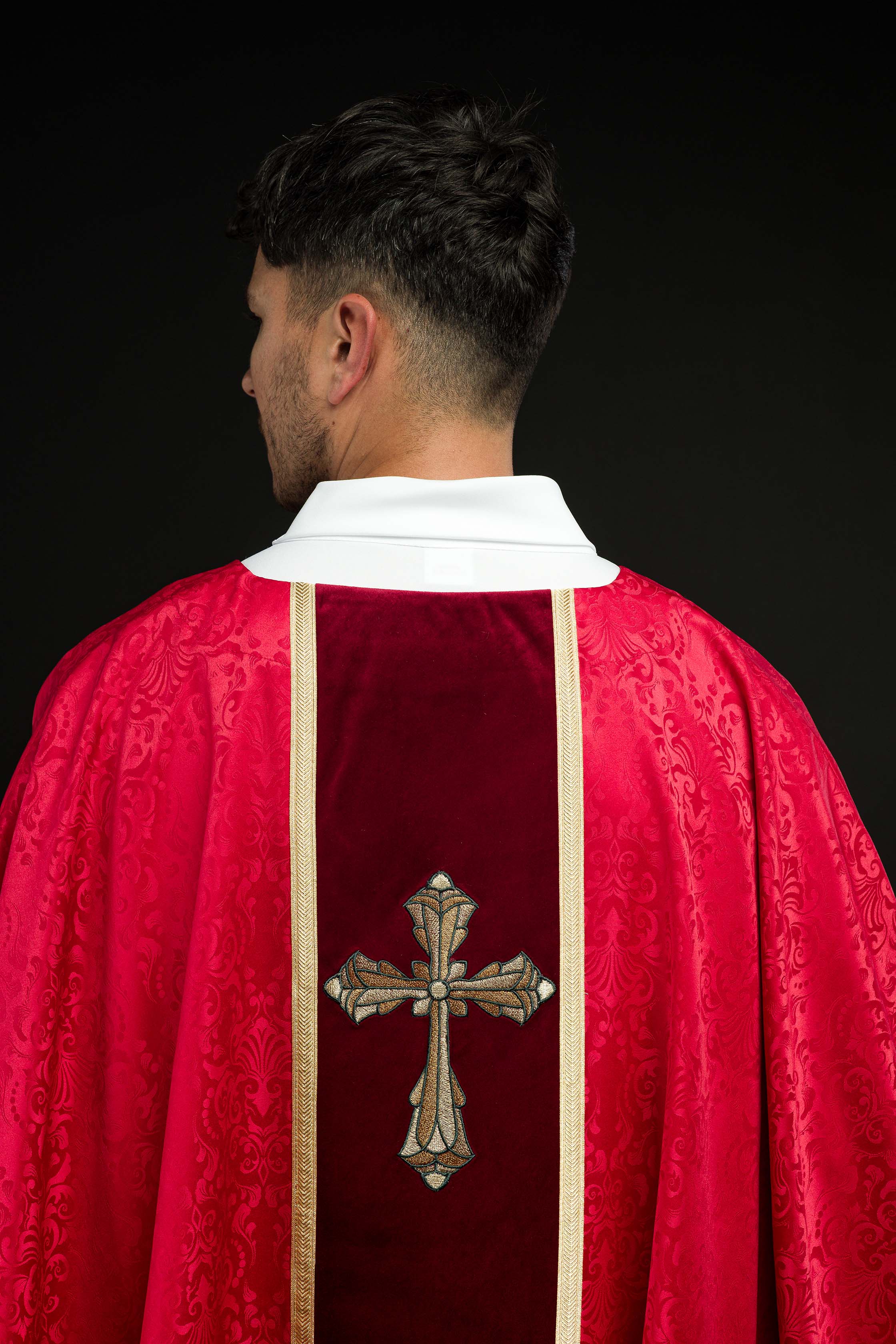 Casula liturgica rossa con cintura e ricamo a croce su tessuto jacquard