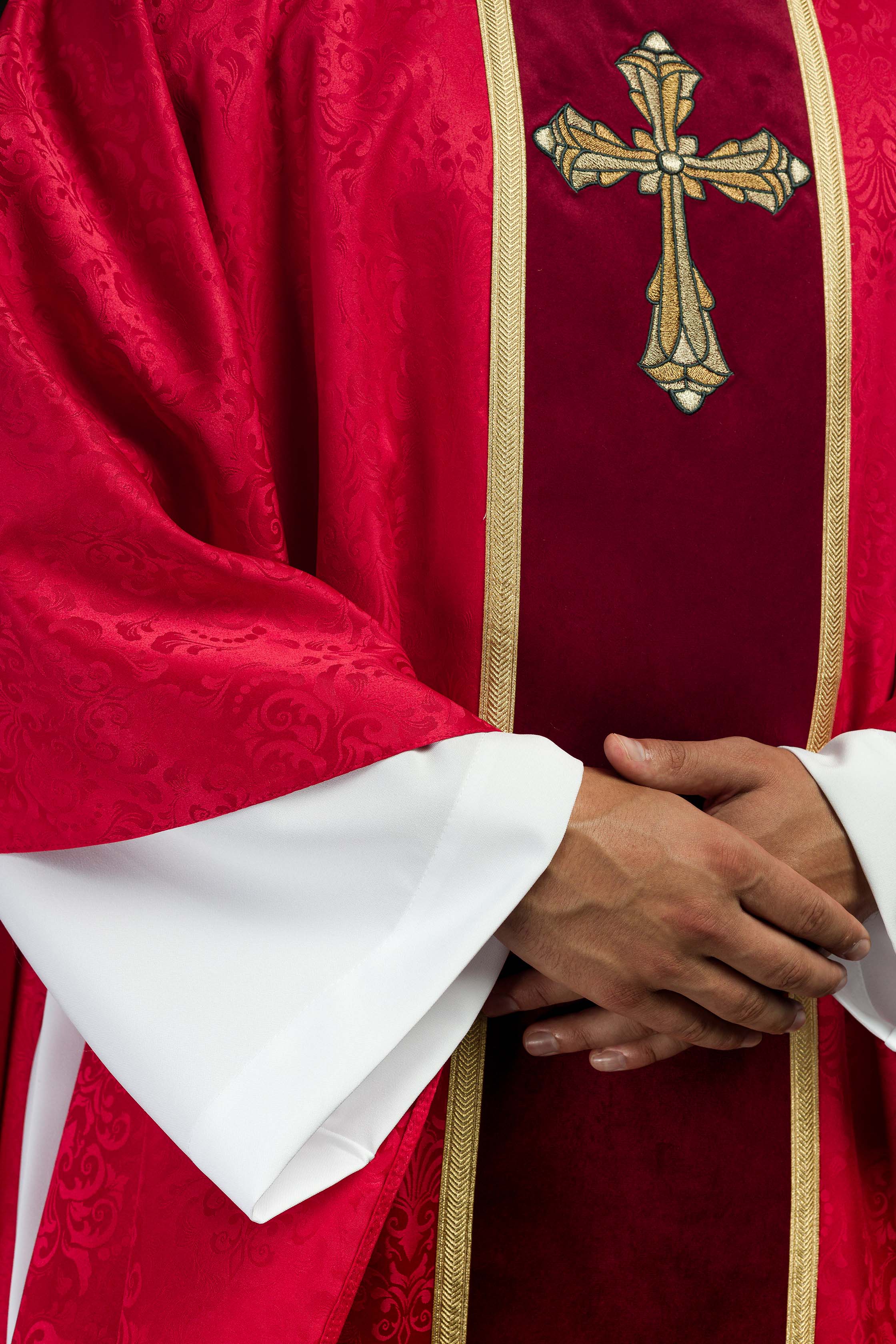 Casula liturgica rossa con cintura e ricamo a croce su tessuto jacquard