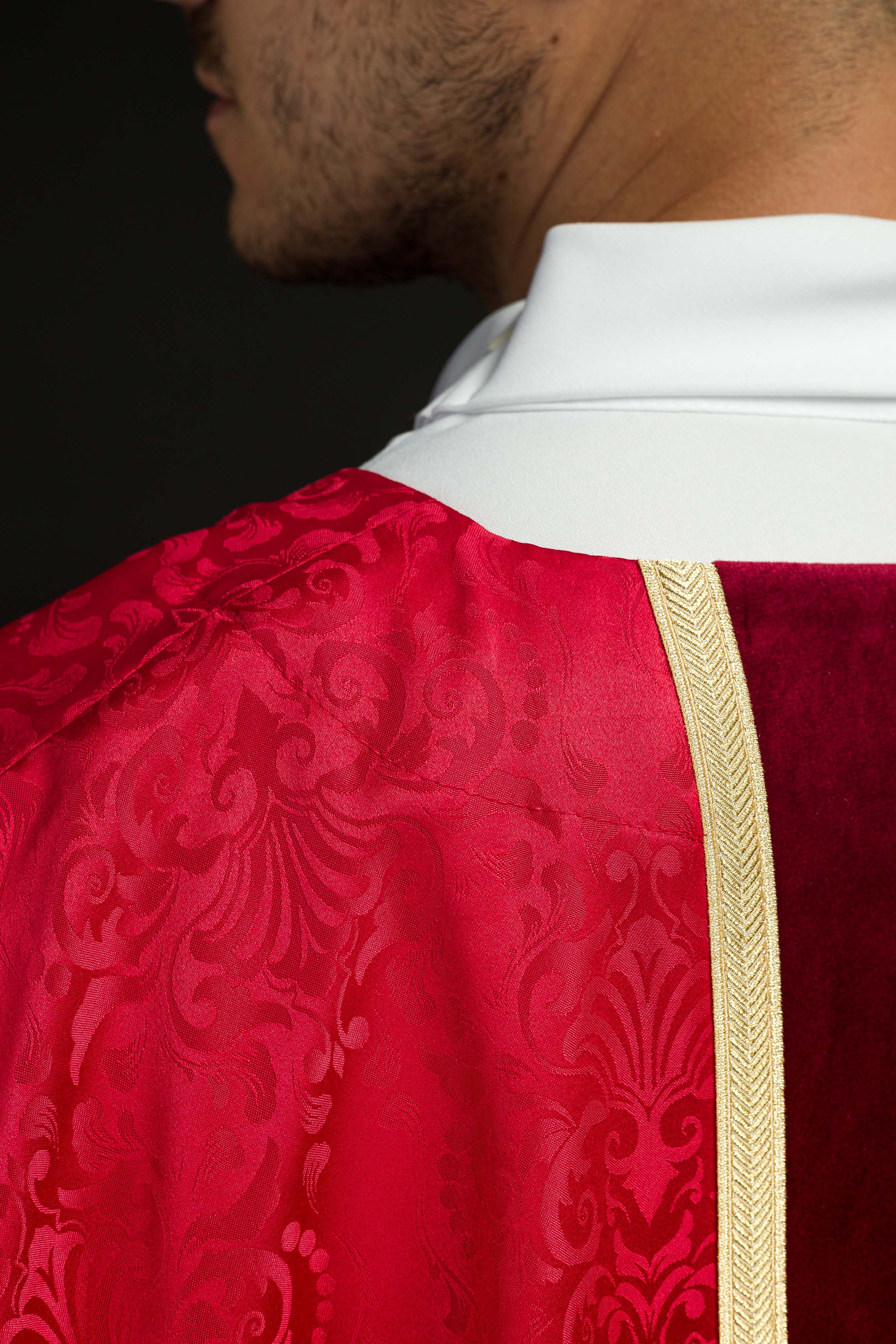 Casula liturgica rossa con cintura e ricamo a croce su tessuto jacquard
