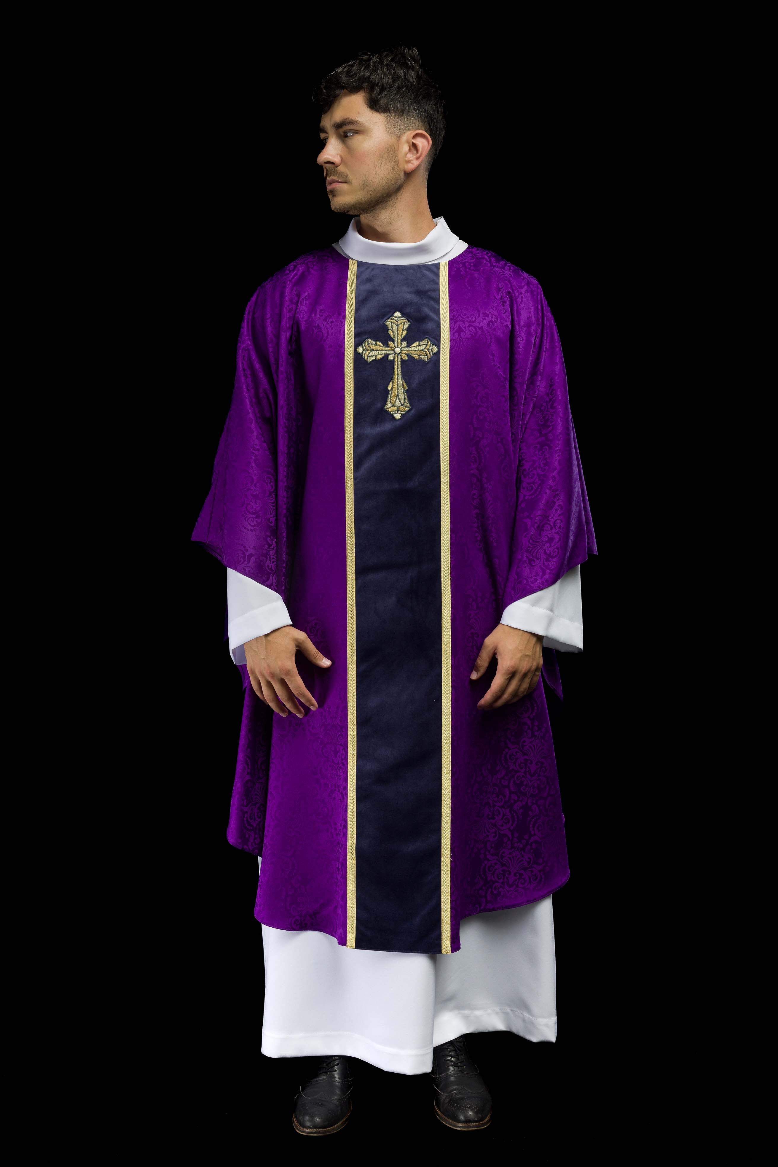 Casula liturgica viola con cintura e ricamo a croce su tessuto jacquard