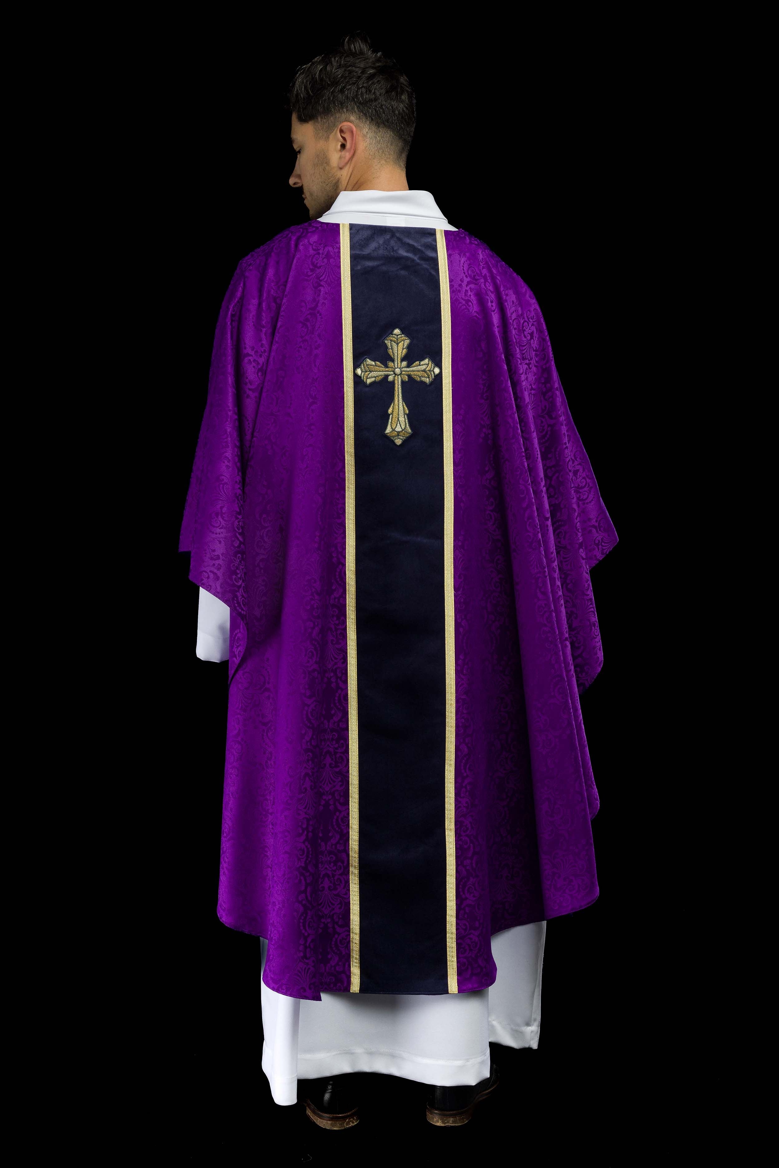 Casula liturgica viola con cintura e ricamo a croce su tessuto jacquard