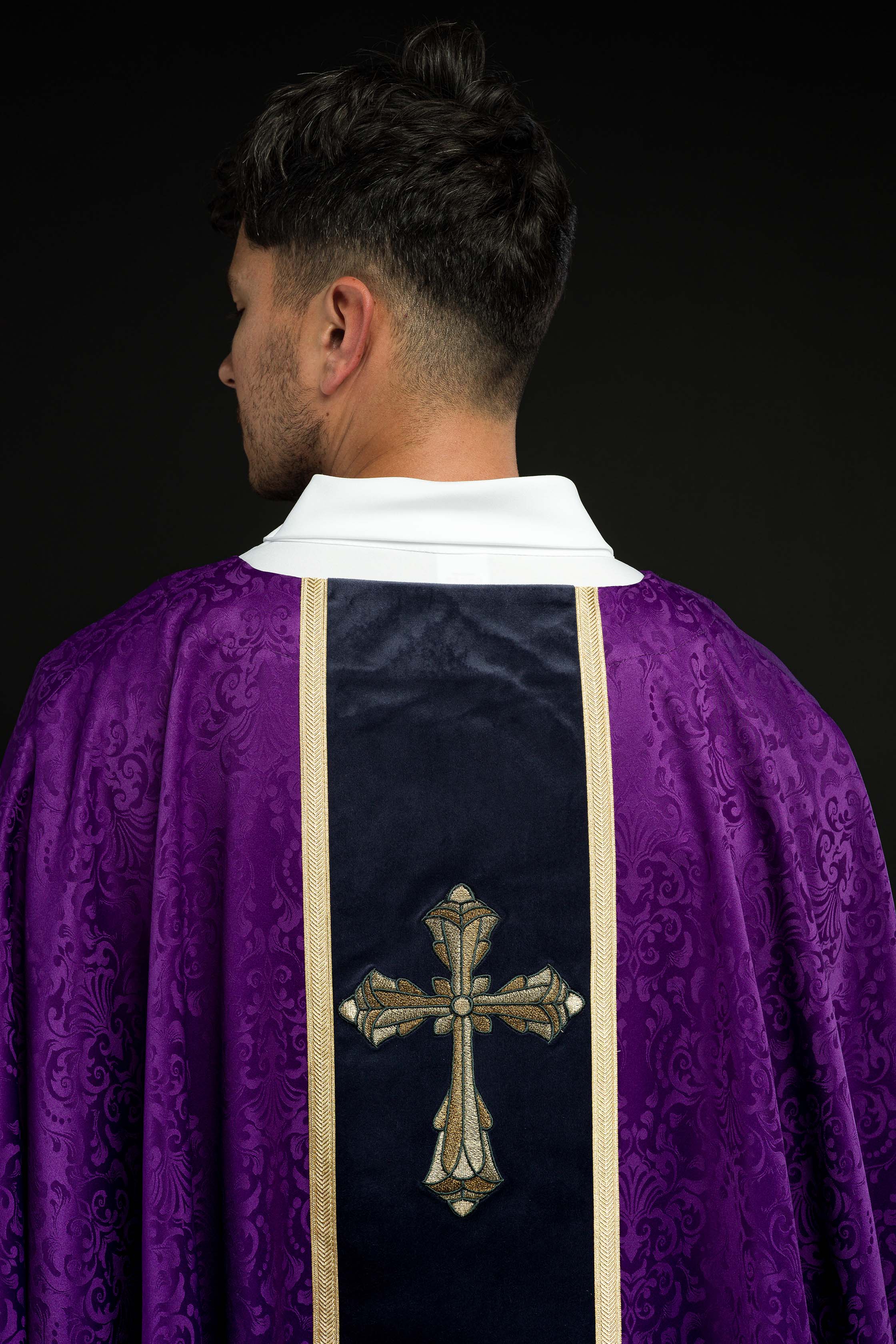 Casula liturgica viola con cintura e ricamo a croce su tessuto jacquard