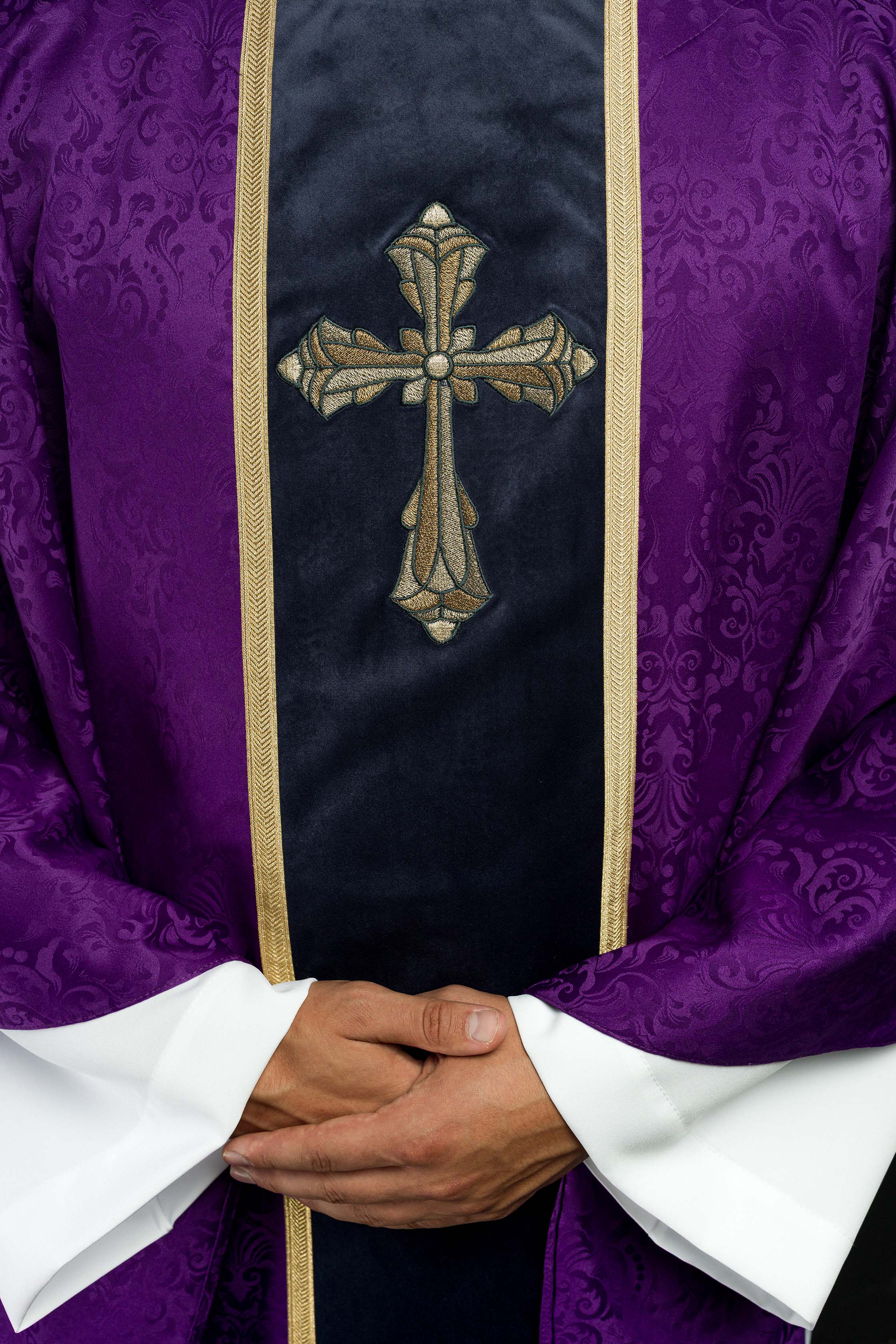 Casula liturgica viola con cintura e ricamo a croce su tessuto jacquard