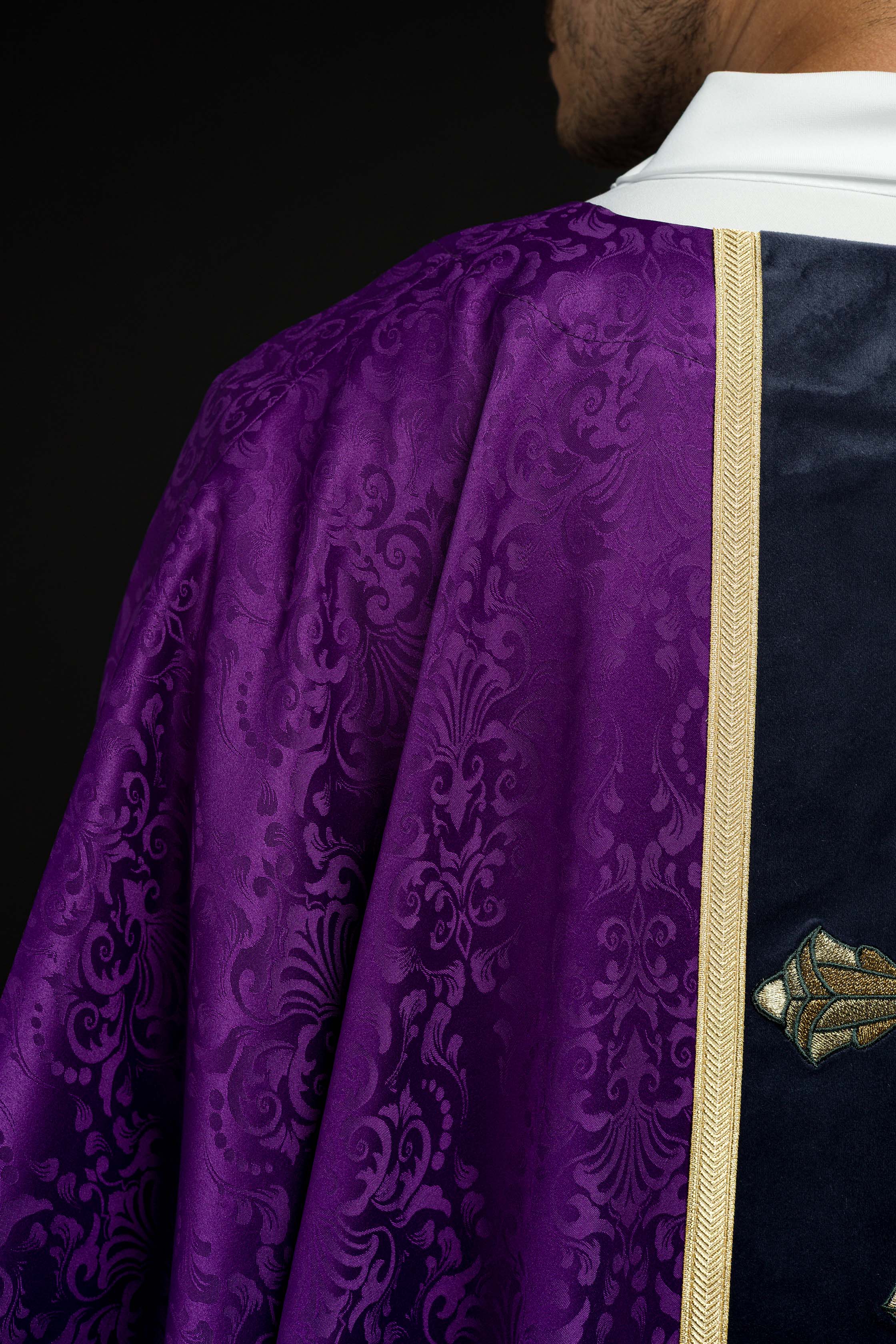 Casula liturgica viola con cintura e ricamo a croce su tessuto jacquard