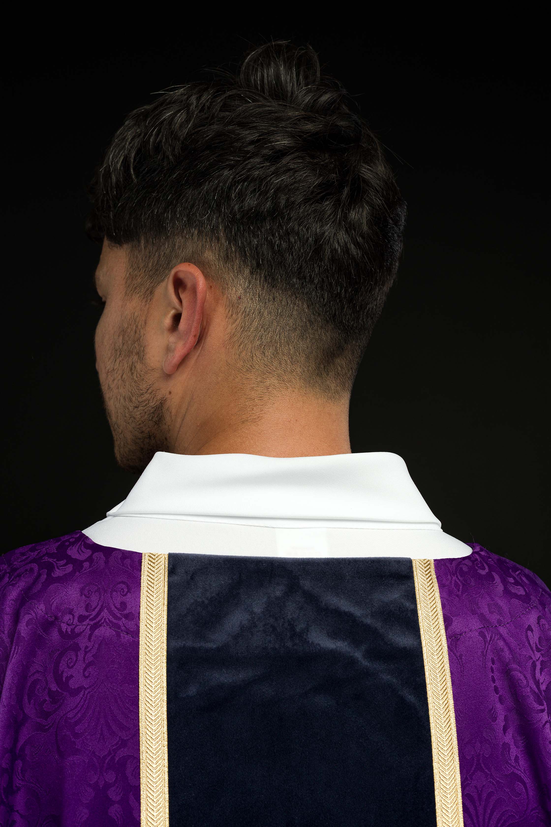 Casula liturgica viola con cintura e ricamo a croce su tessuto jacquard