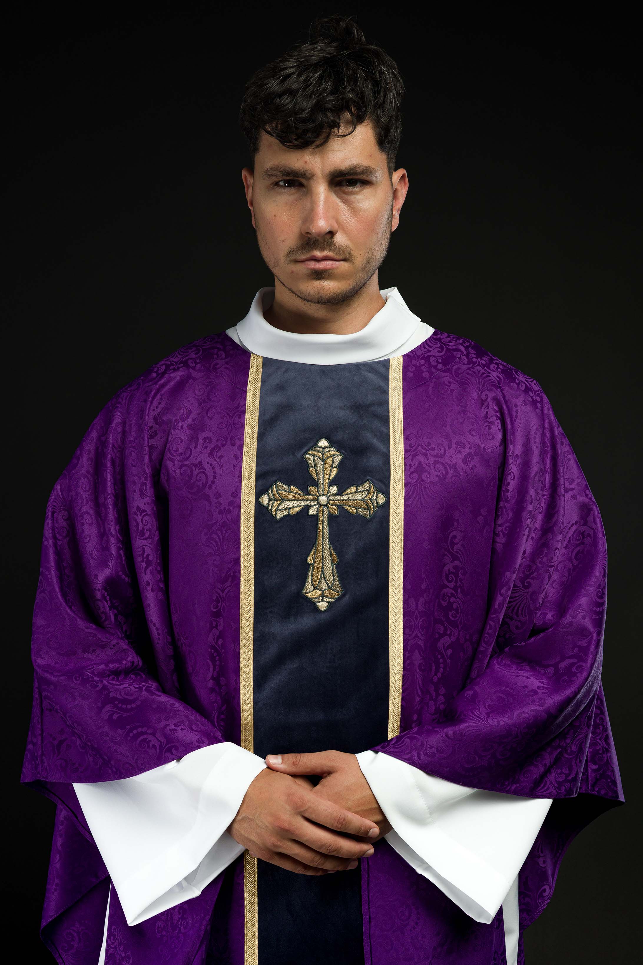 Casula liturgica viola con cintura e ricamo a croce su tessuto jacquard