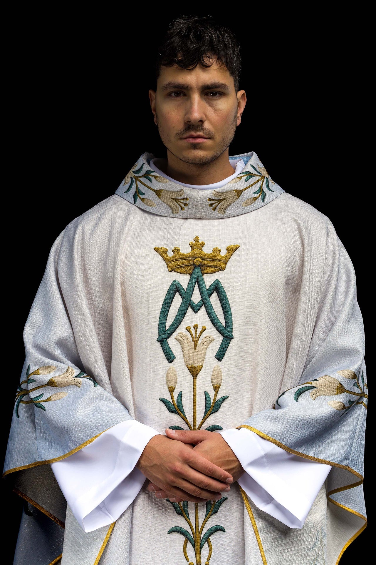 Ornat Maryjny drukowany ze wzorem lilii i monogramem niebiesko-ecru