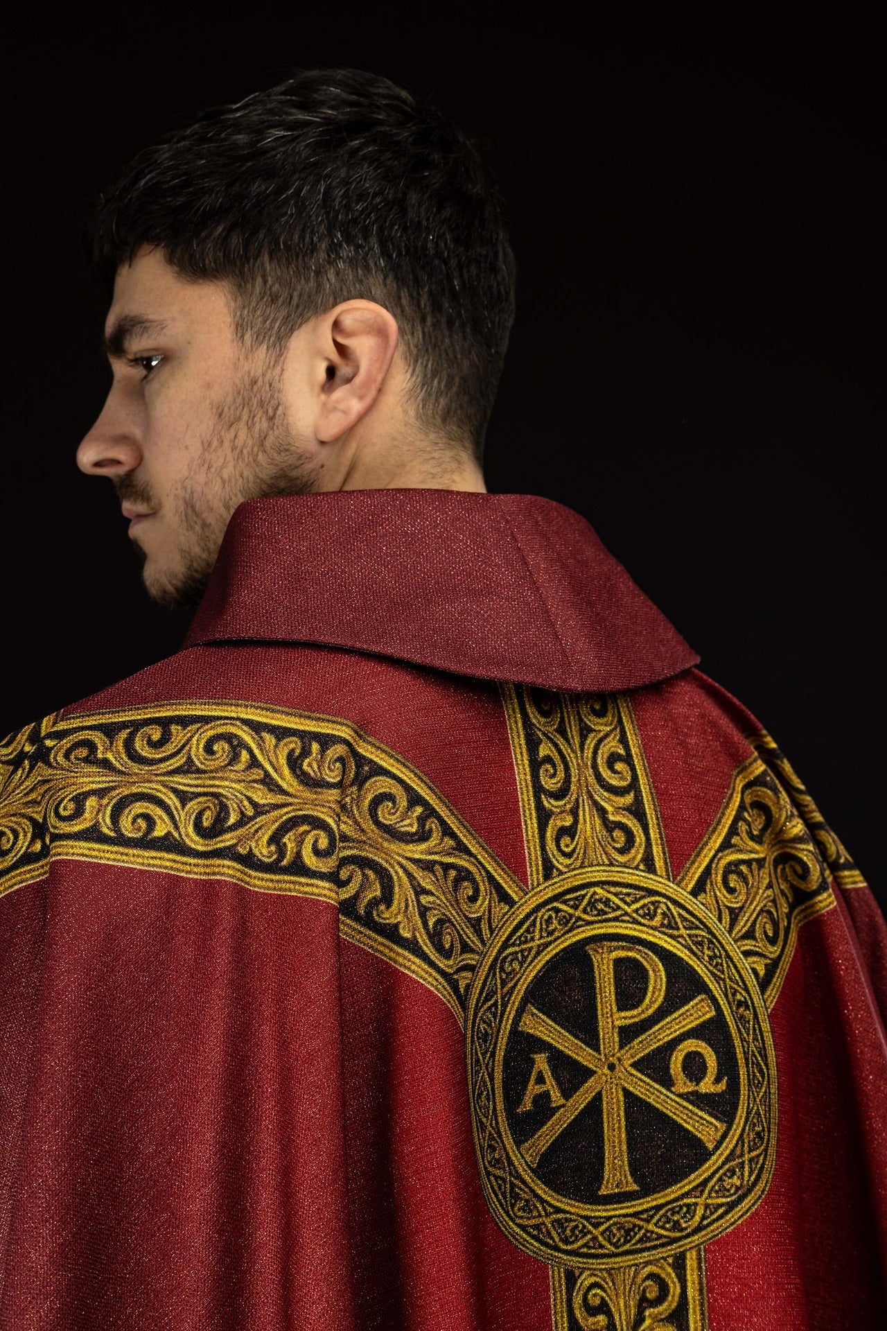 Ornat drukowany Pax czerwony z bogatym złotym zdobieniem - ORNATY.PL