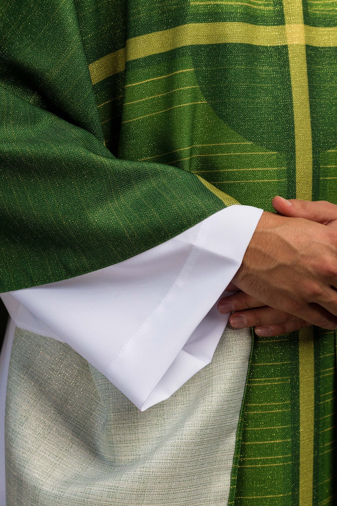 Casula stampata verde con motivo della croce