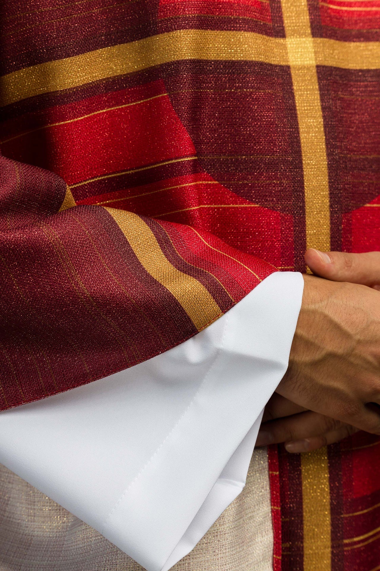 Casula stampata rossa con motivo della croce