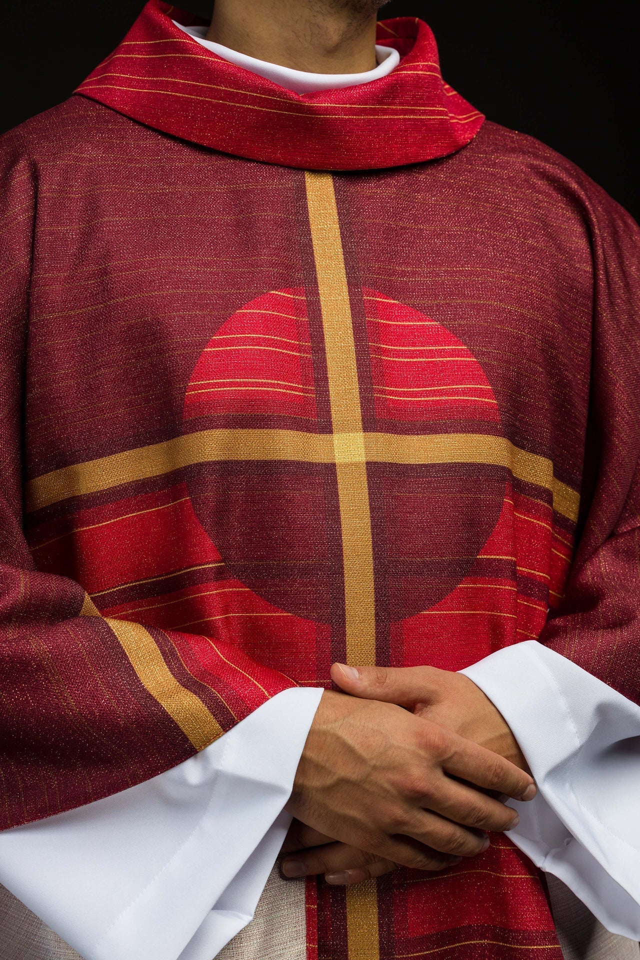 Casula stampata rossa con motivo della croce