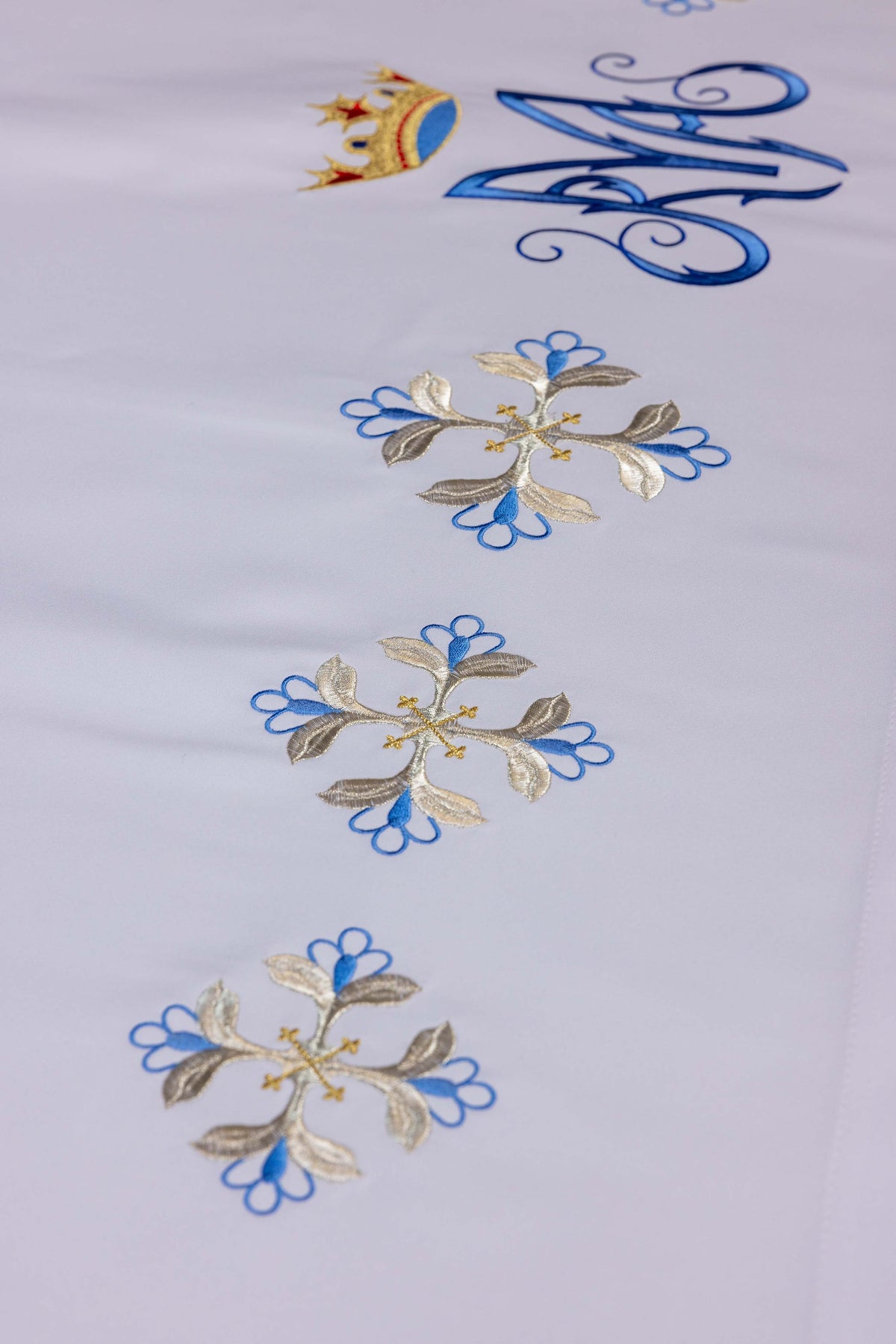 Tovaglia d'altare con blu ricamo mariano frontale