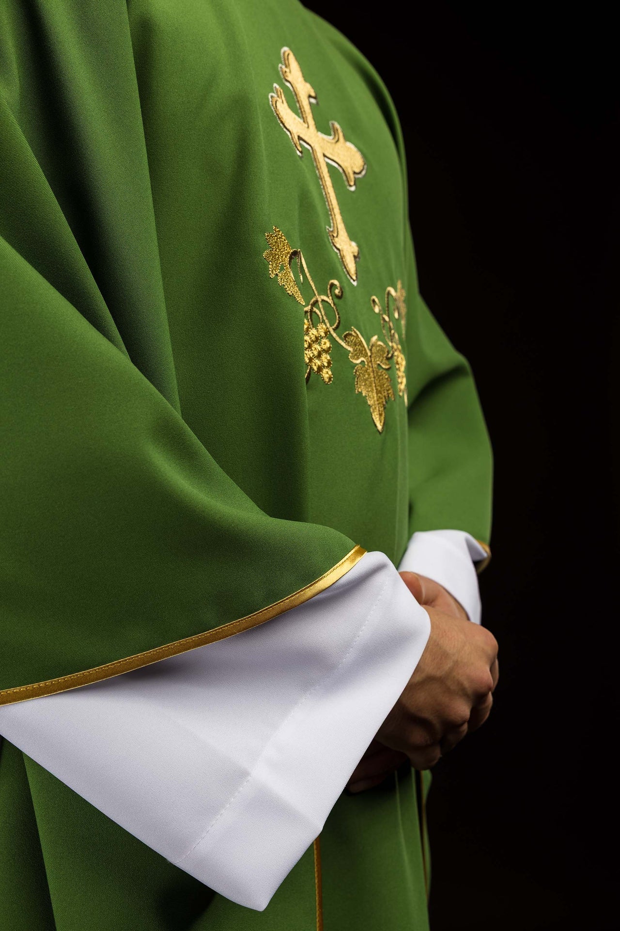 Casula ricamata con simbolo della croce e ampio colletto verde