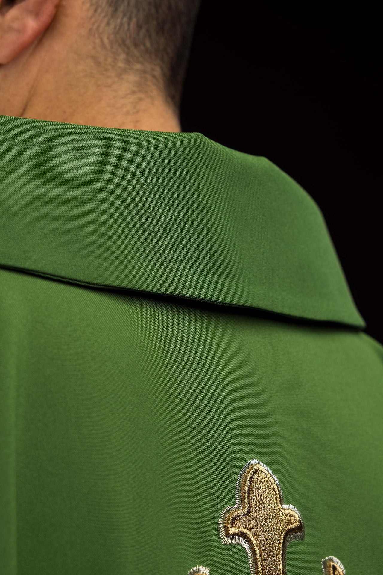 Casula ricamata con simbolo della croce e ampio colletto verde