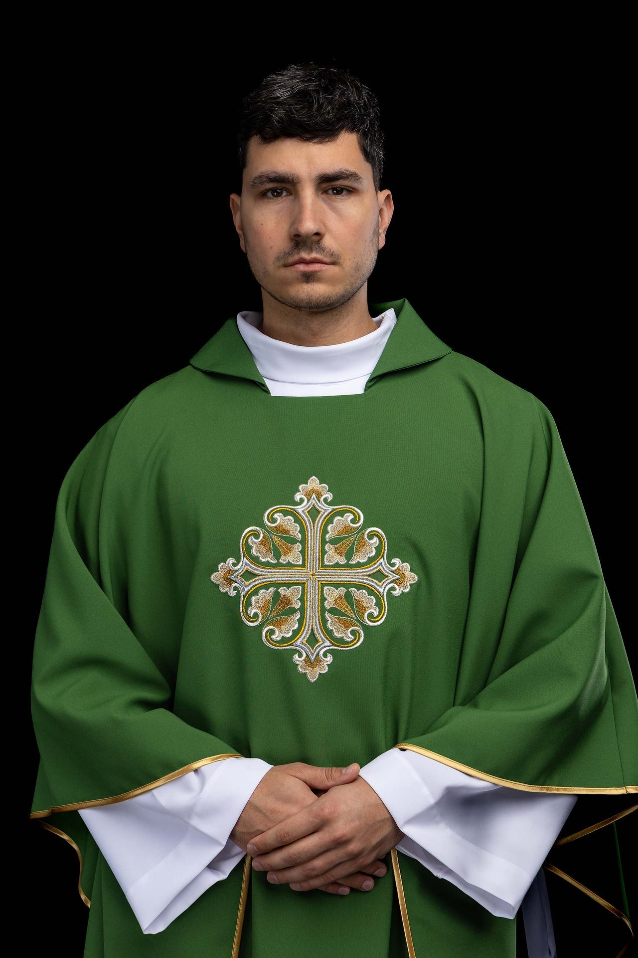 Casula verde ricamata con croce decorata e ampio colletto