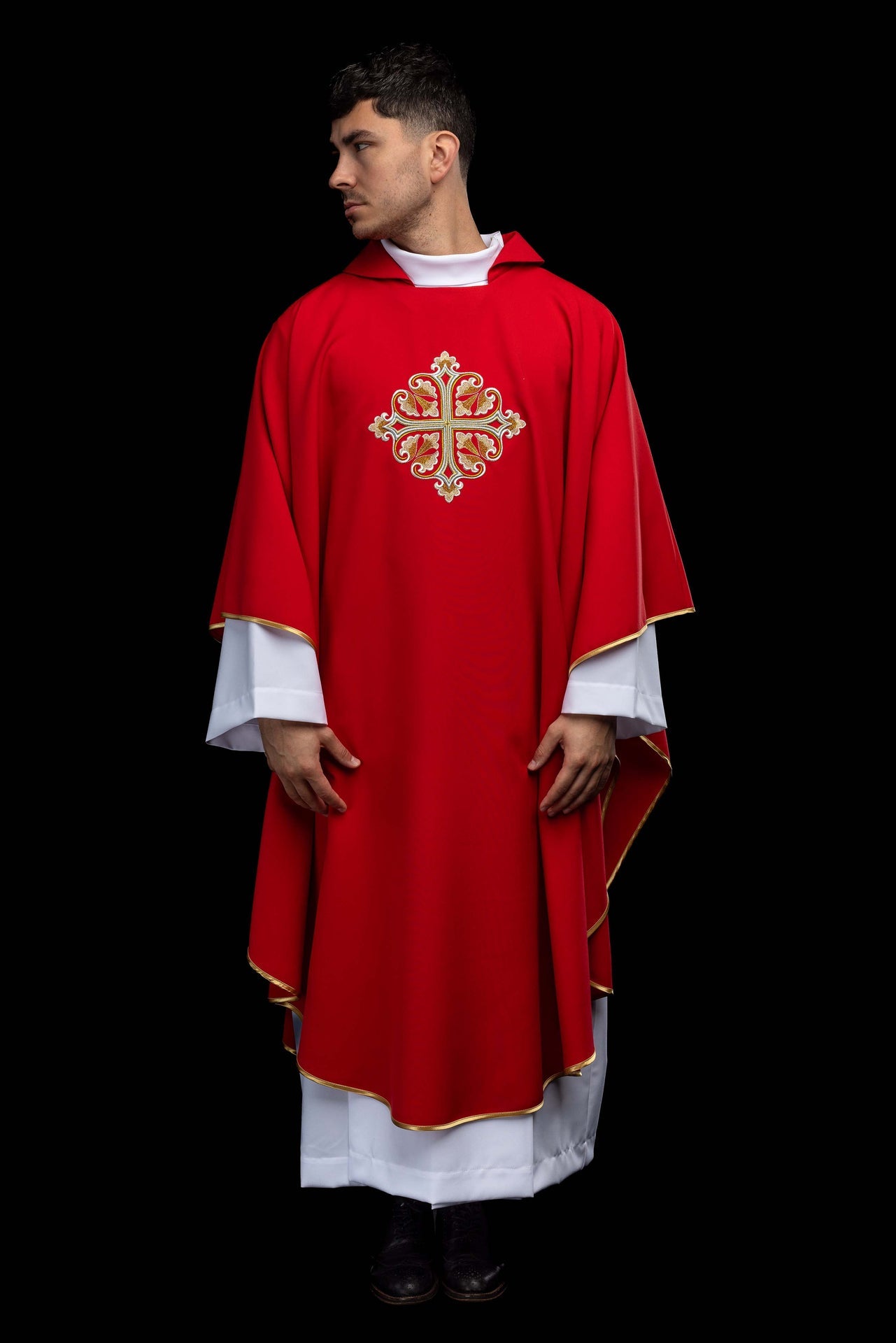 Casula rossa ricamata con croce decorata e ampio colletto