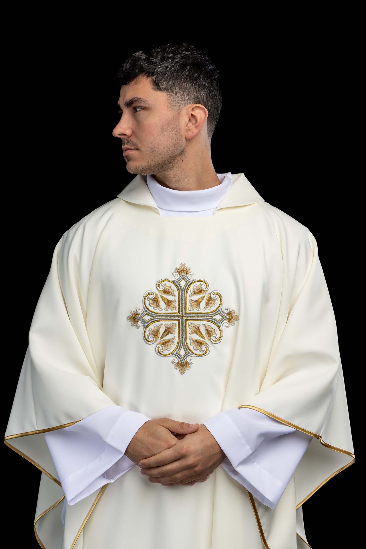 Casula ecru ricamata con croce decorata e ampio colletto