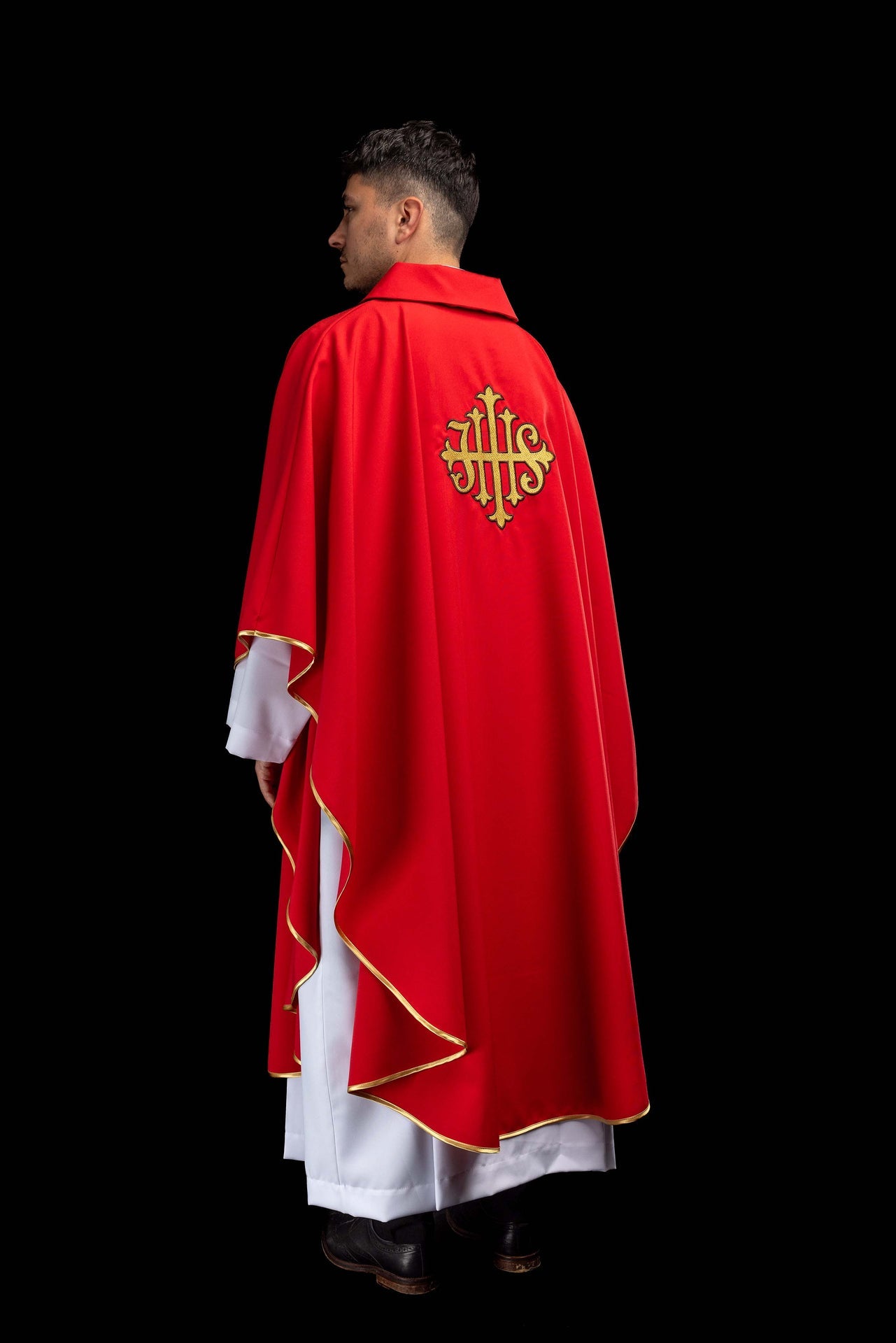 Casula rossa ricamata con simbolo JHS e collo ampio