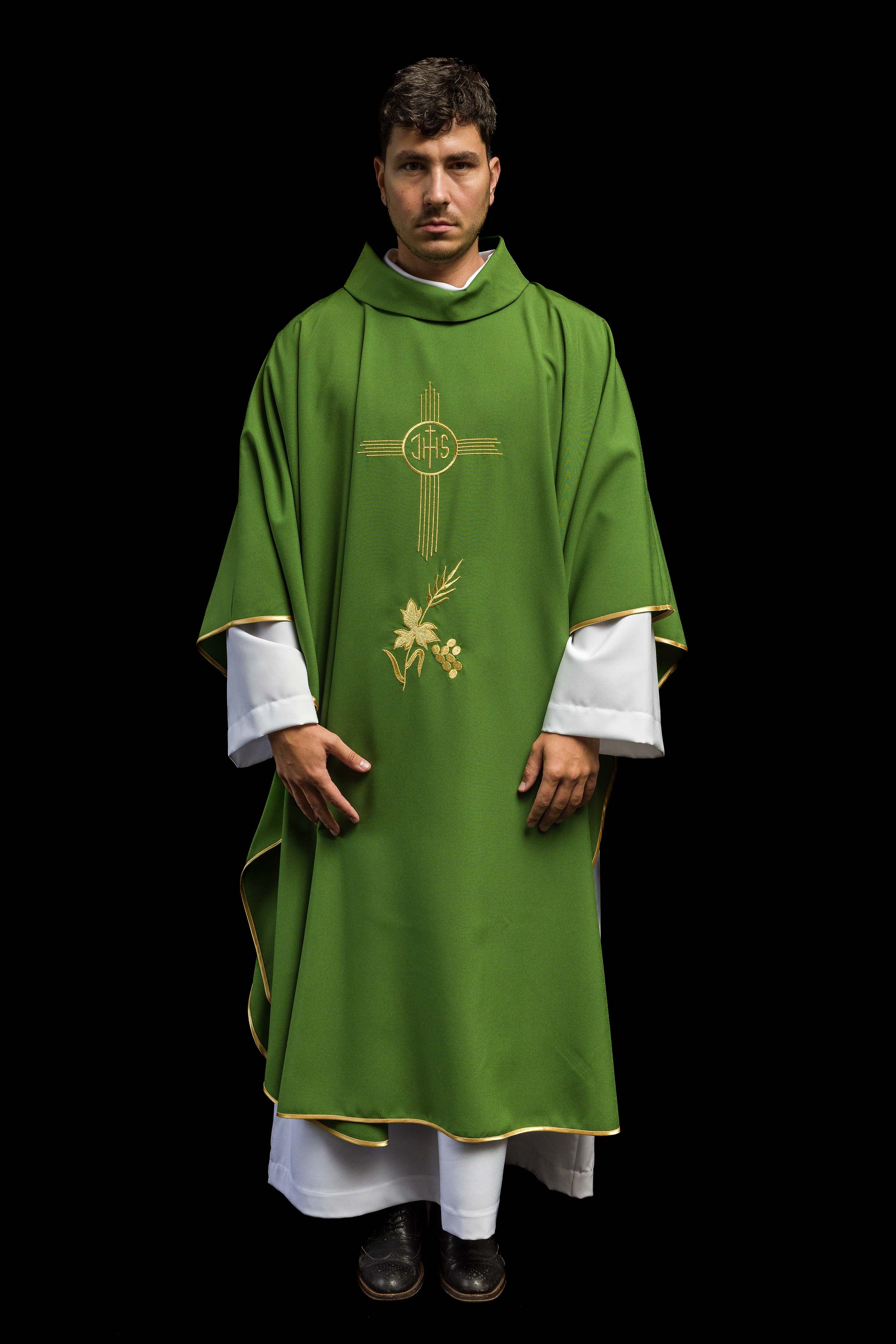 Casula Verde con ricamo IHS dorato