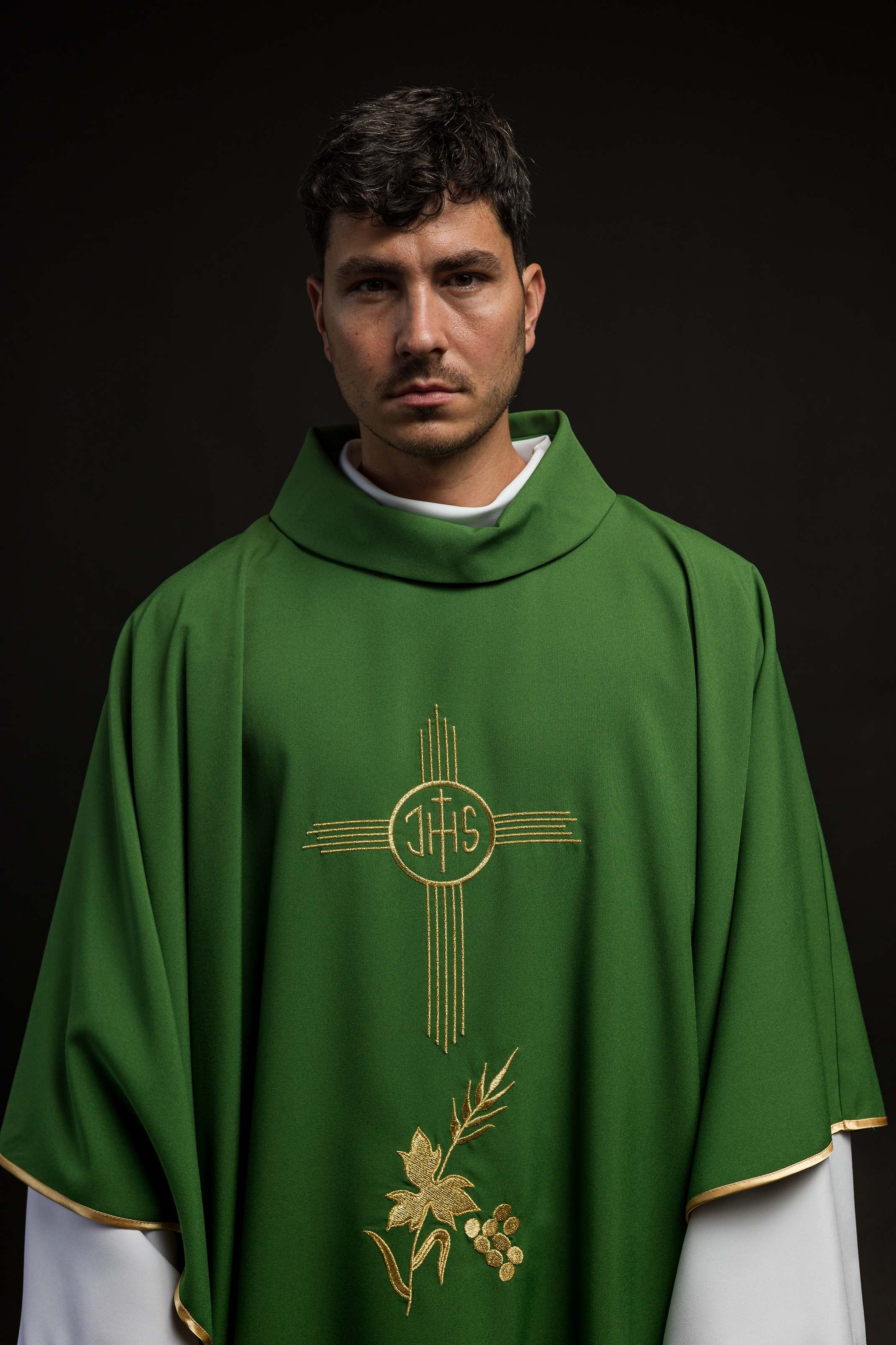 Casula Verde con ricamo IHS dorato