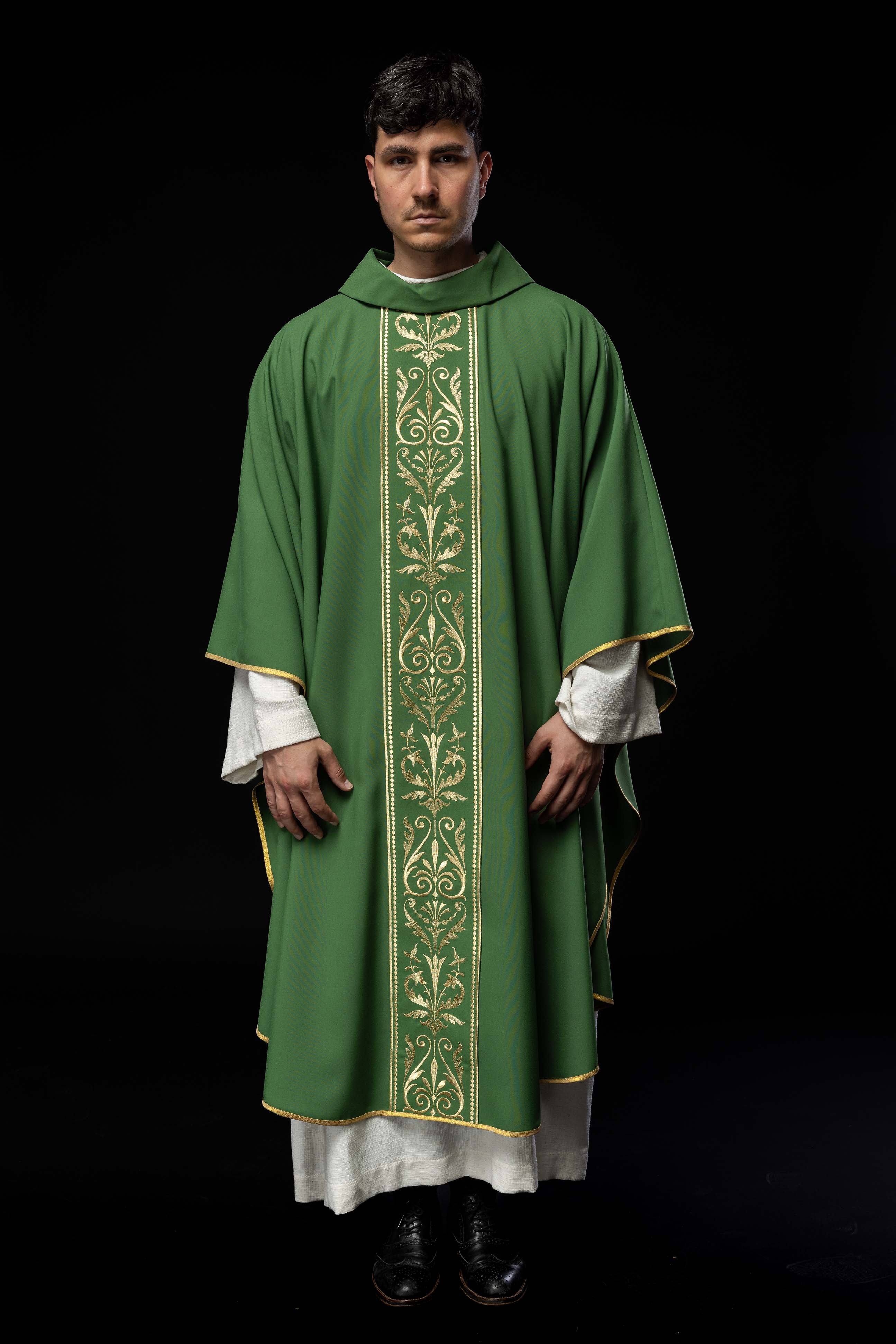 Casula liturgica Verde decorata con ampio stolone dorato ricamato