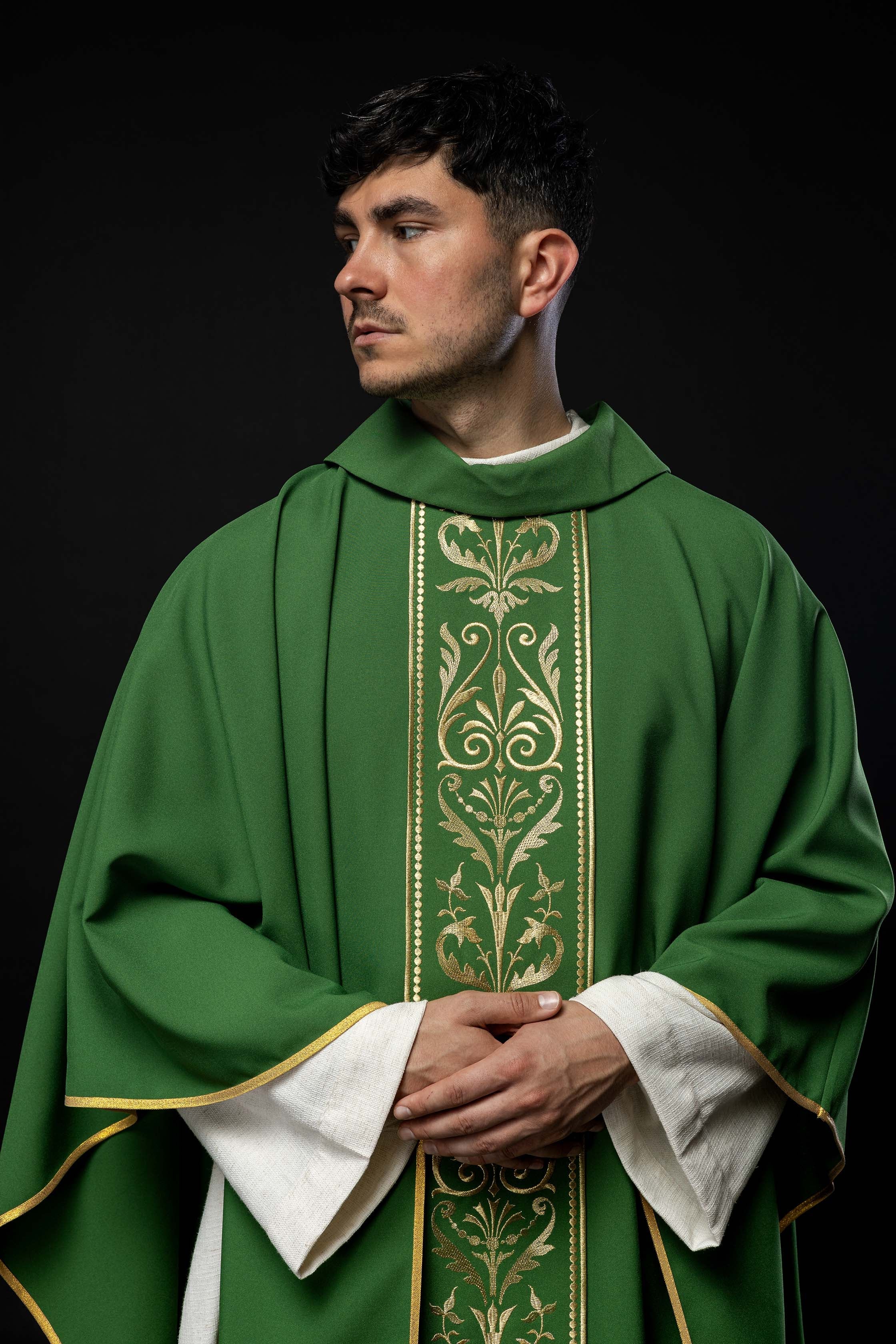 Casula liturgica Verde decorata con ampio stolone dorato ricamato
