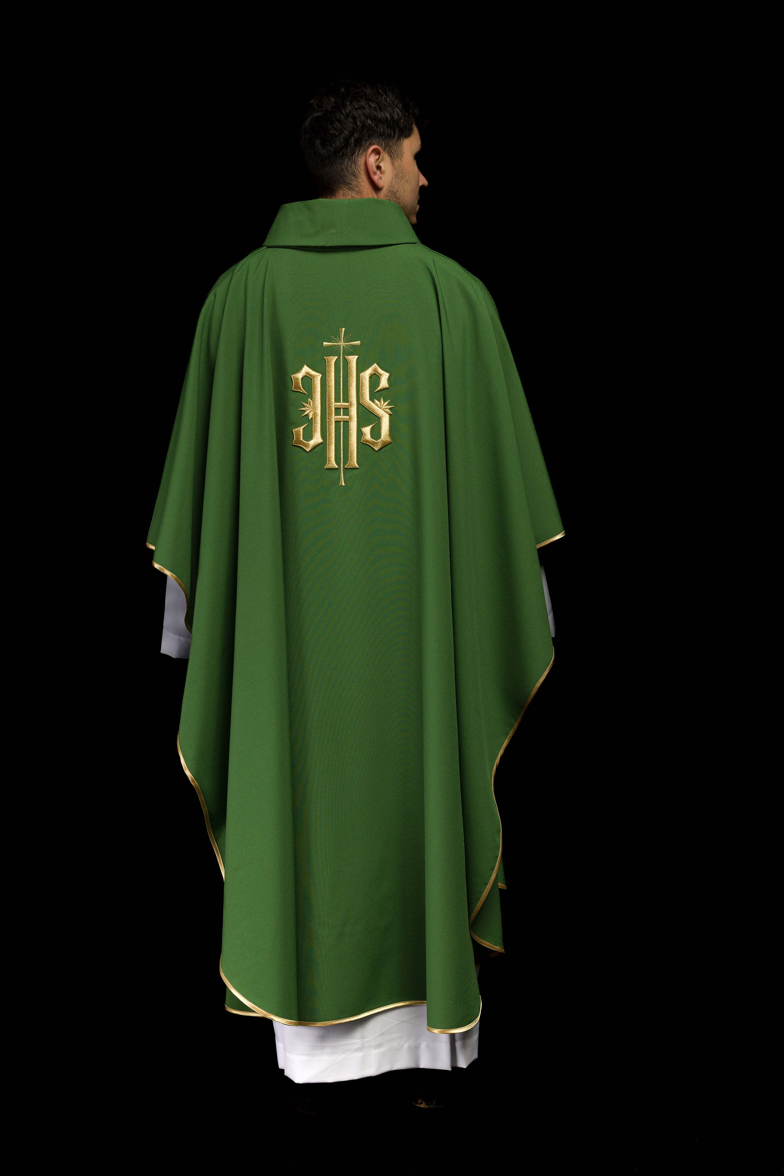 Casula Verde ricamata con motivo dorato IHS