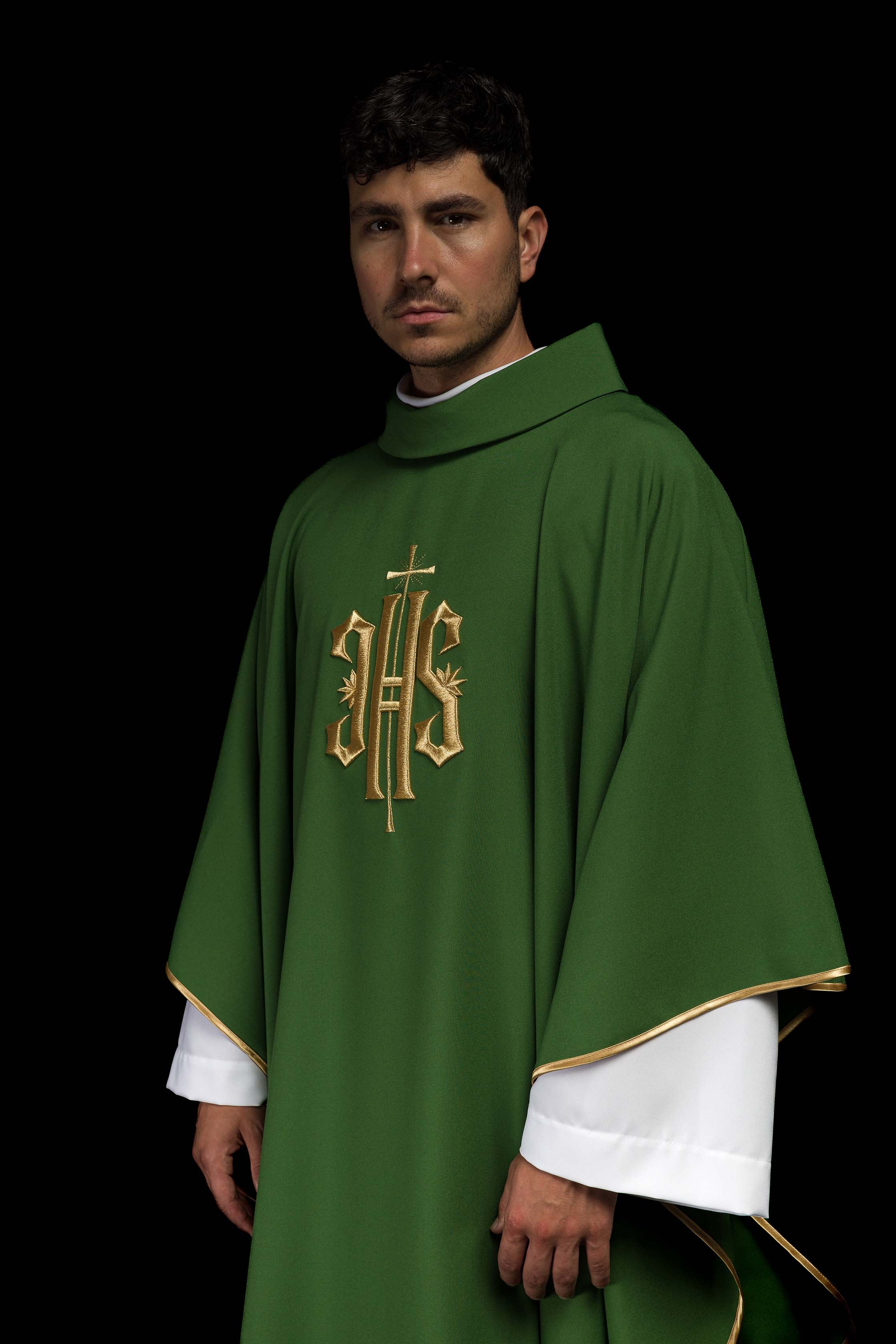Casula Verde ricamata con motivo dorato IHS