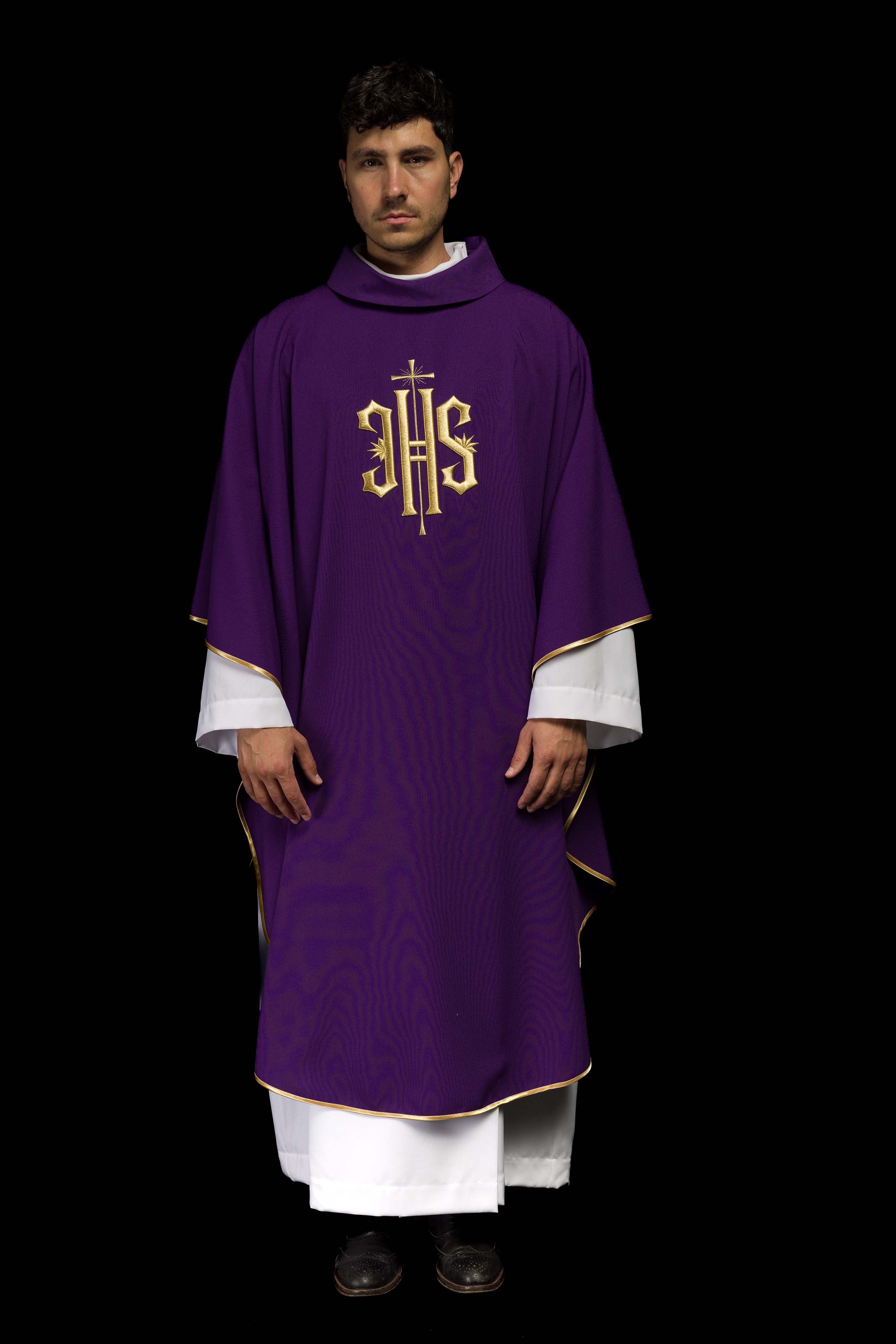 Casula Viola ricamata con motivo dorato IHS