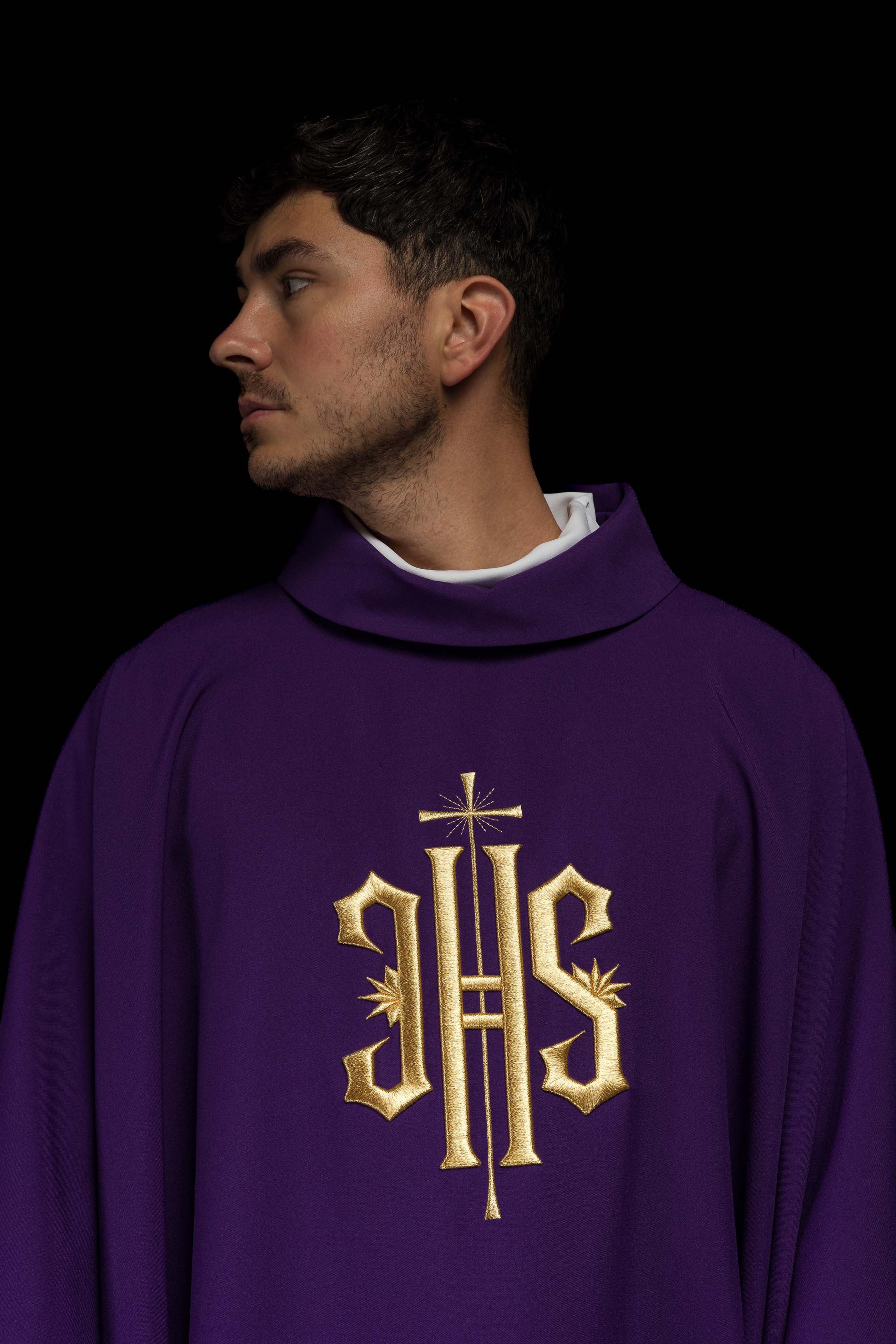 Casula Viola ricamata con motivo dorato IHS