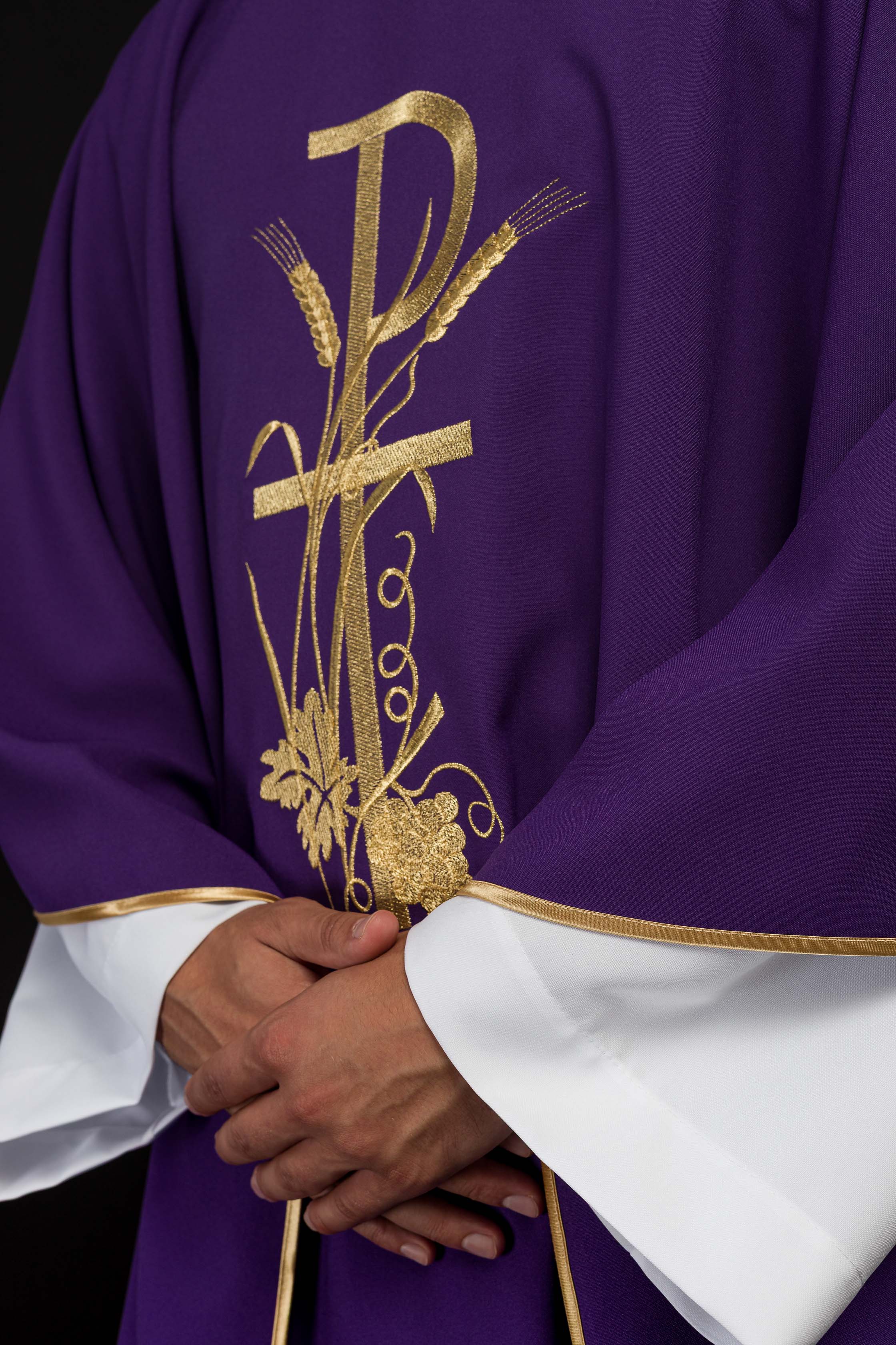 Casula Viola con ricamo dorato della Croce