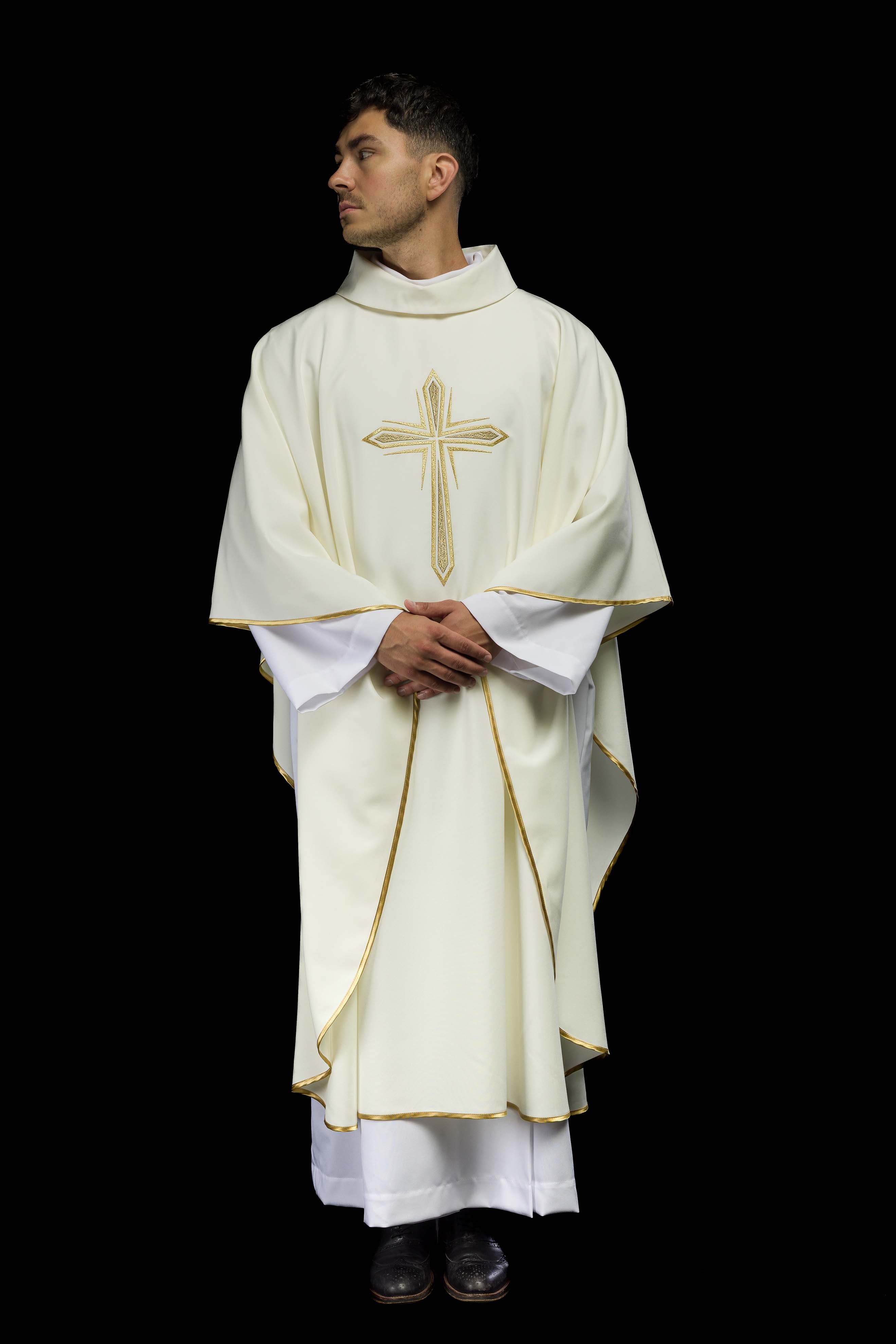 Casula ricamata con motivo della Santa Croce