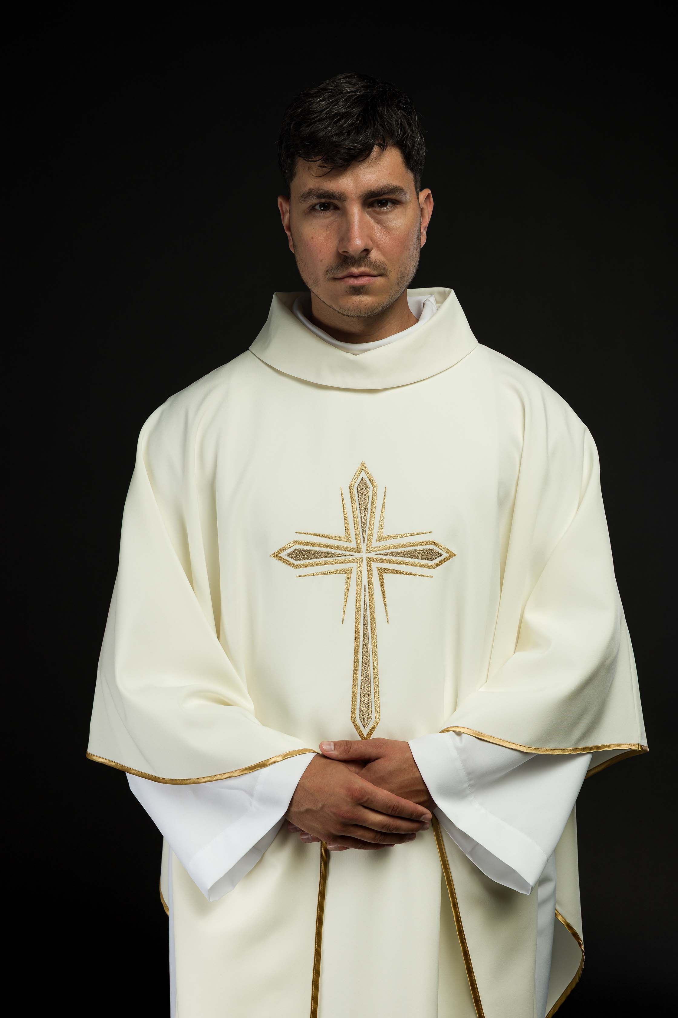 Casula ricamata con motivo della Santa Croce