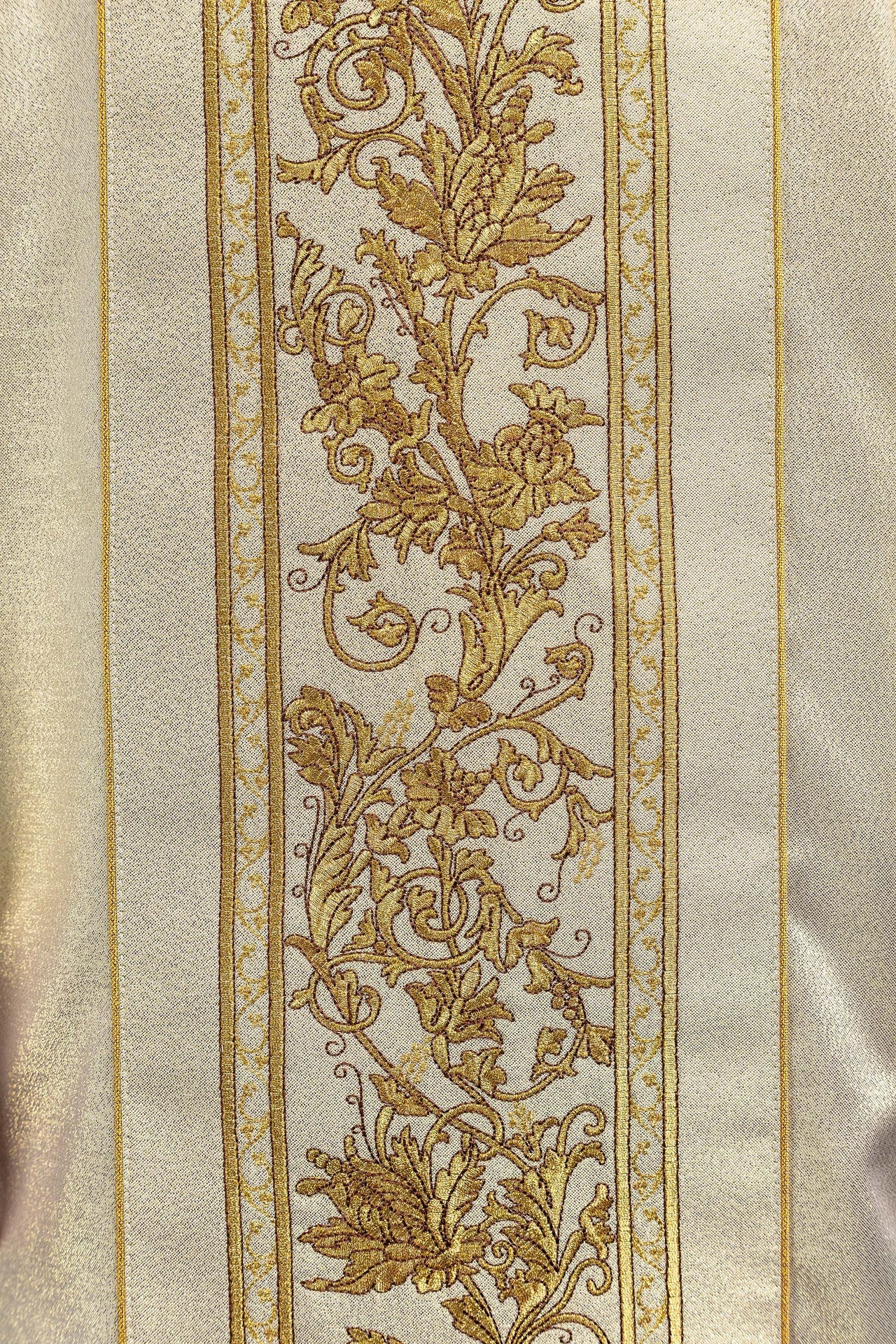 Ornat z haftem kielicha eucharystycznego w kolorze złotym - ORNATY.PL