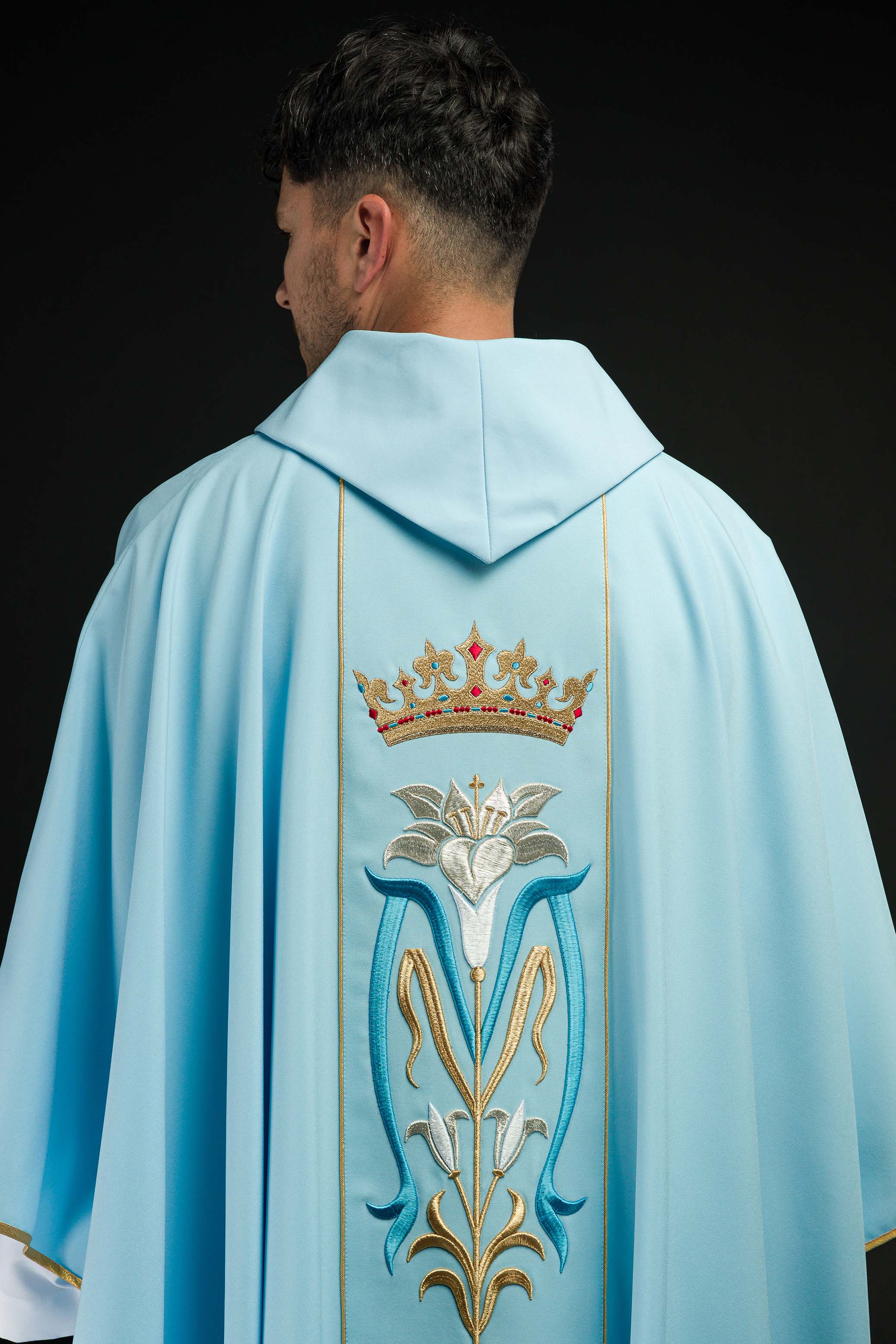 Casula liturgica mariana ricamata con corona blu