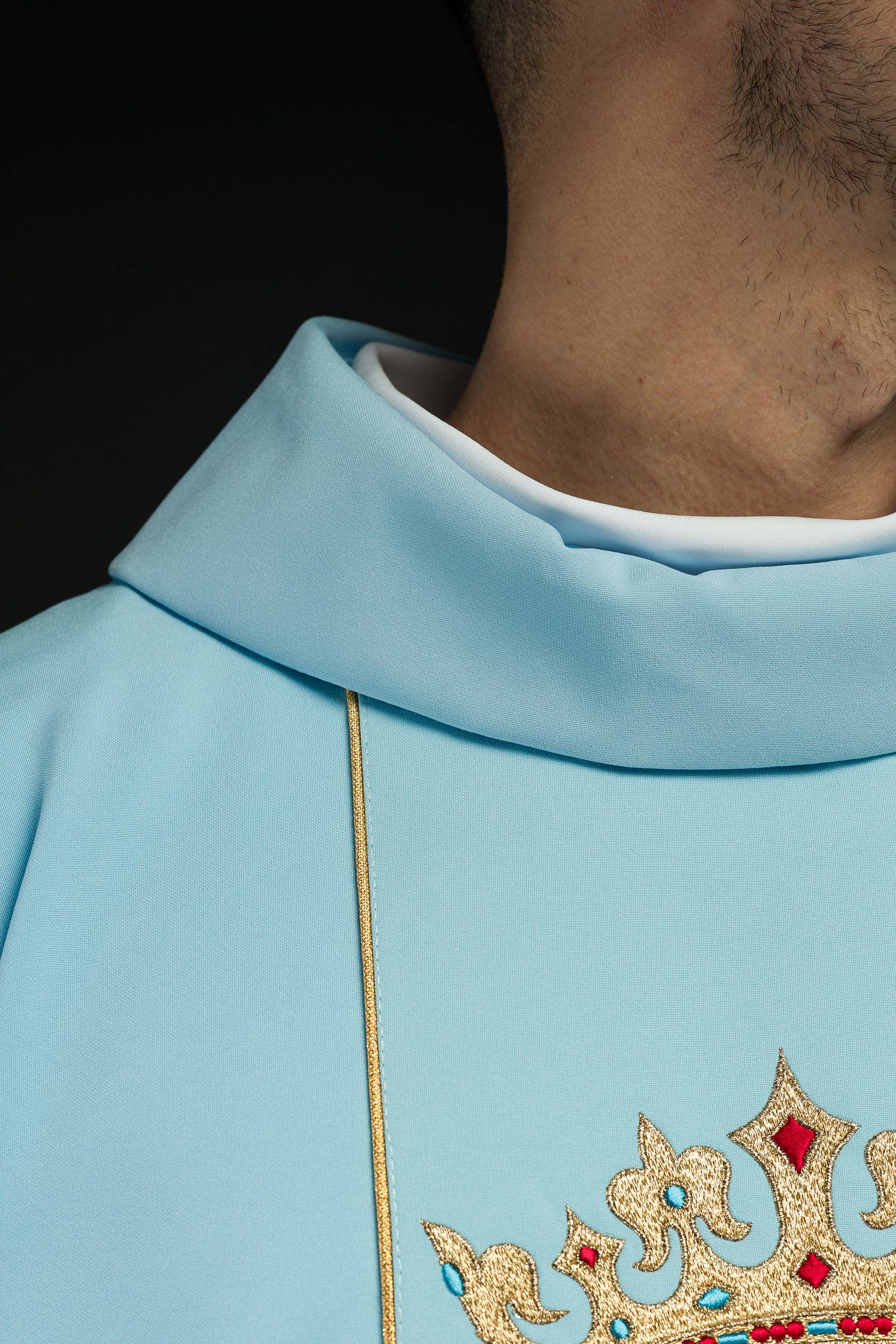 Casula liturgica mariana ricamata con corona blu