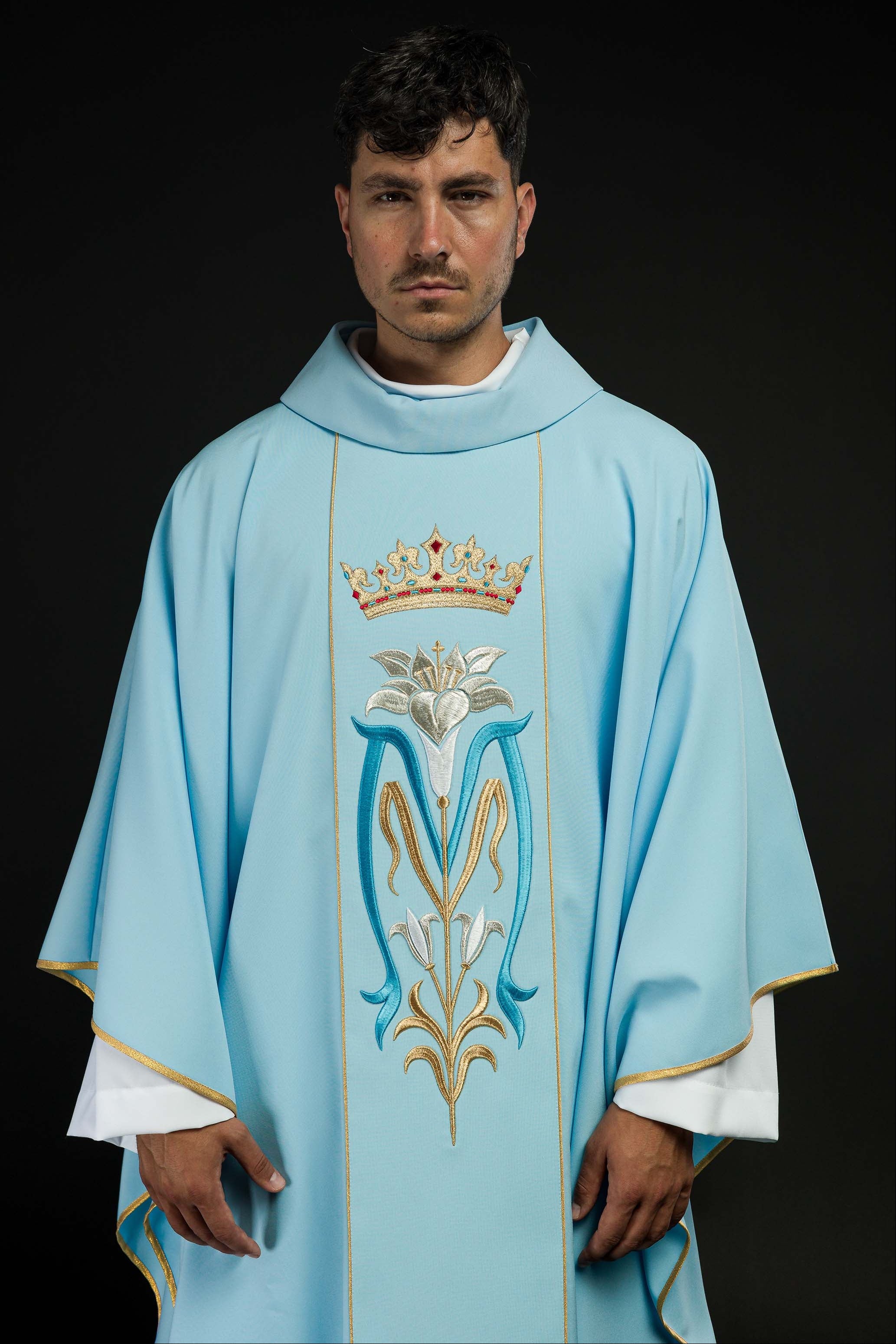 Casula liturgica mariana ricamata con corona blu